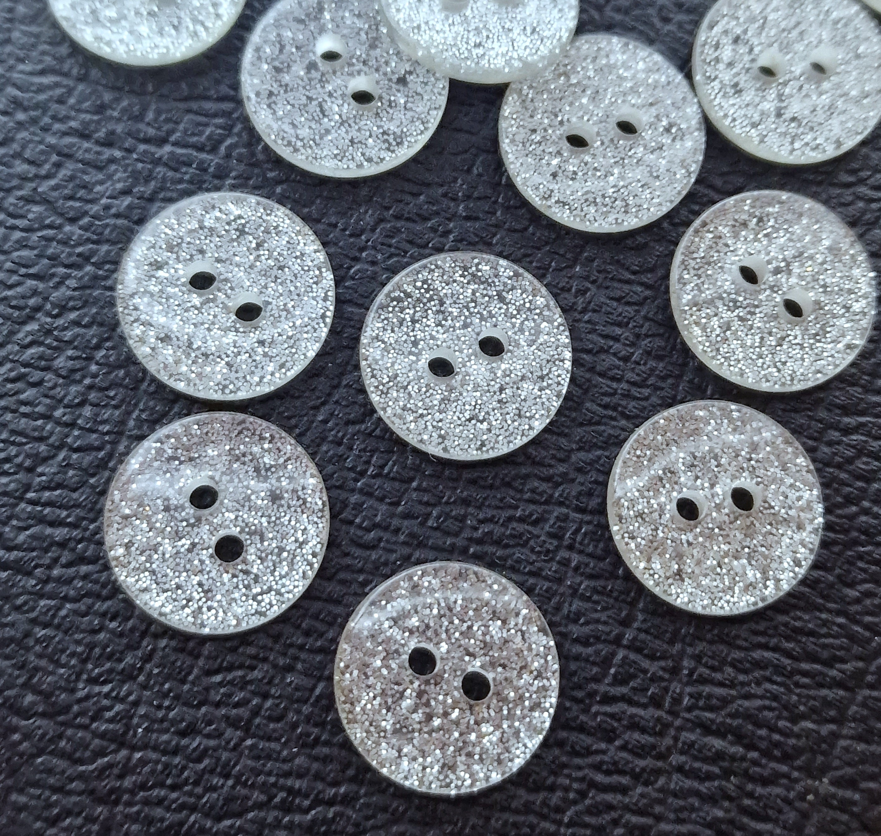 MajorCrafts 50pcs 15mm Clear Silver Glitter 2 Holes Round Sewing Resin Buttons