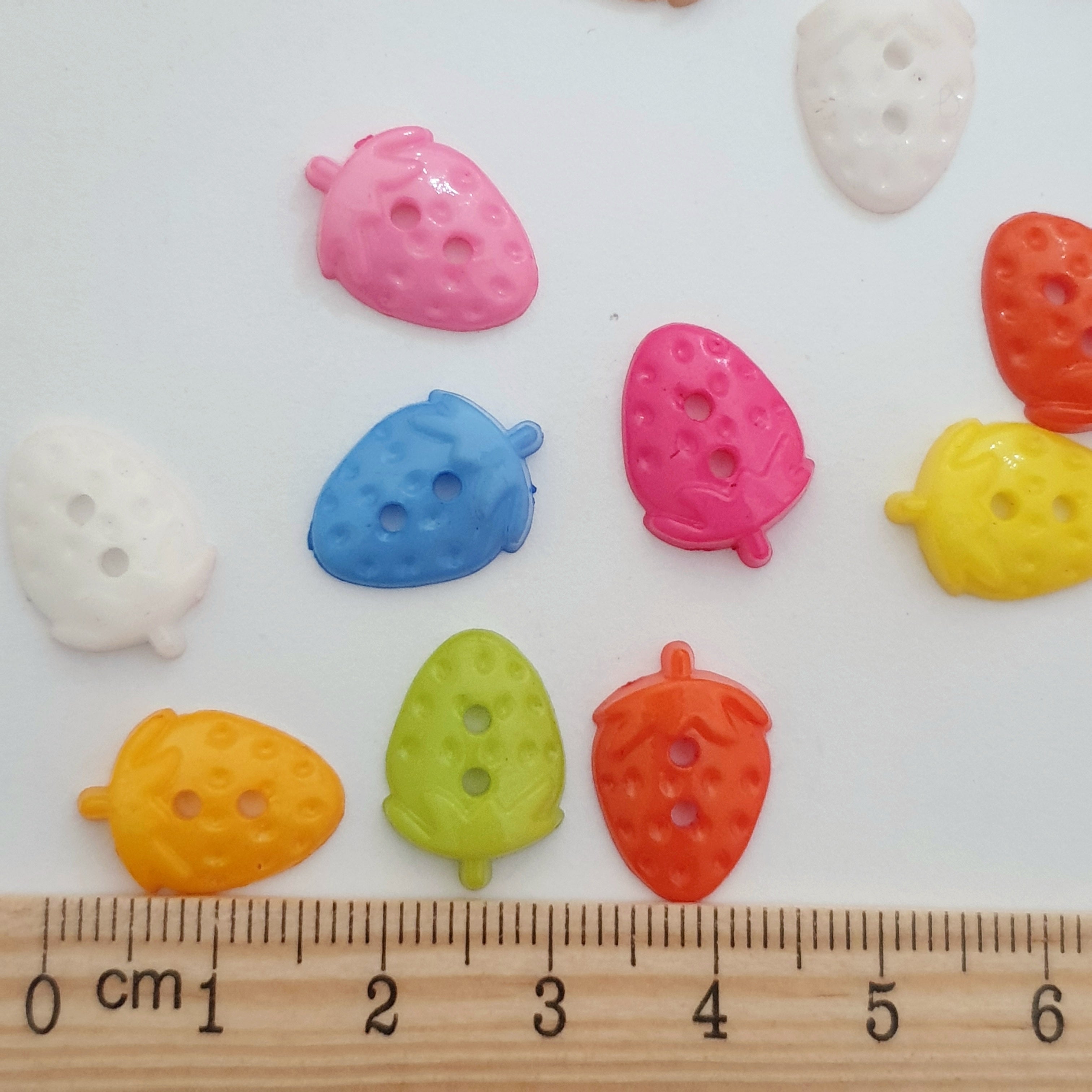 MajorCrafts 50pcs 16mm Mixed Colours Strawberry 2 Holes Resin Sewing Buttons
