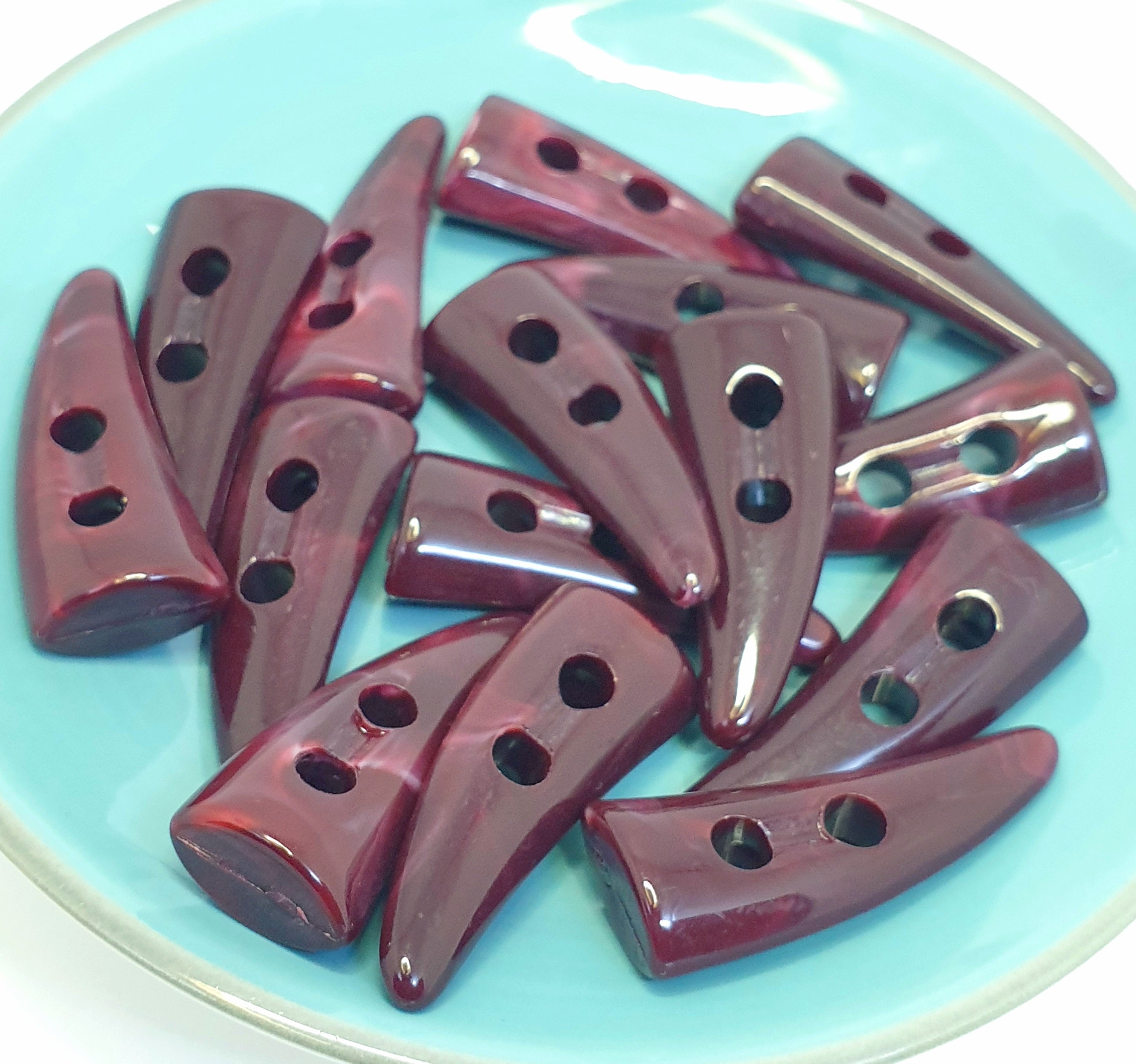 MajorCraft 16pcs 30mm Dark Purple Horn/Tooth Shaped 2 Holes Sewing Toggle Acrylic Buttons