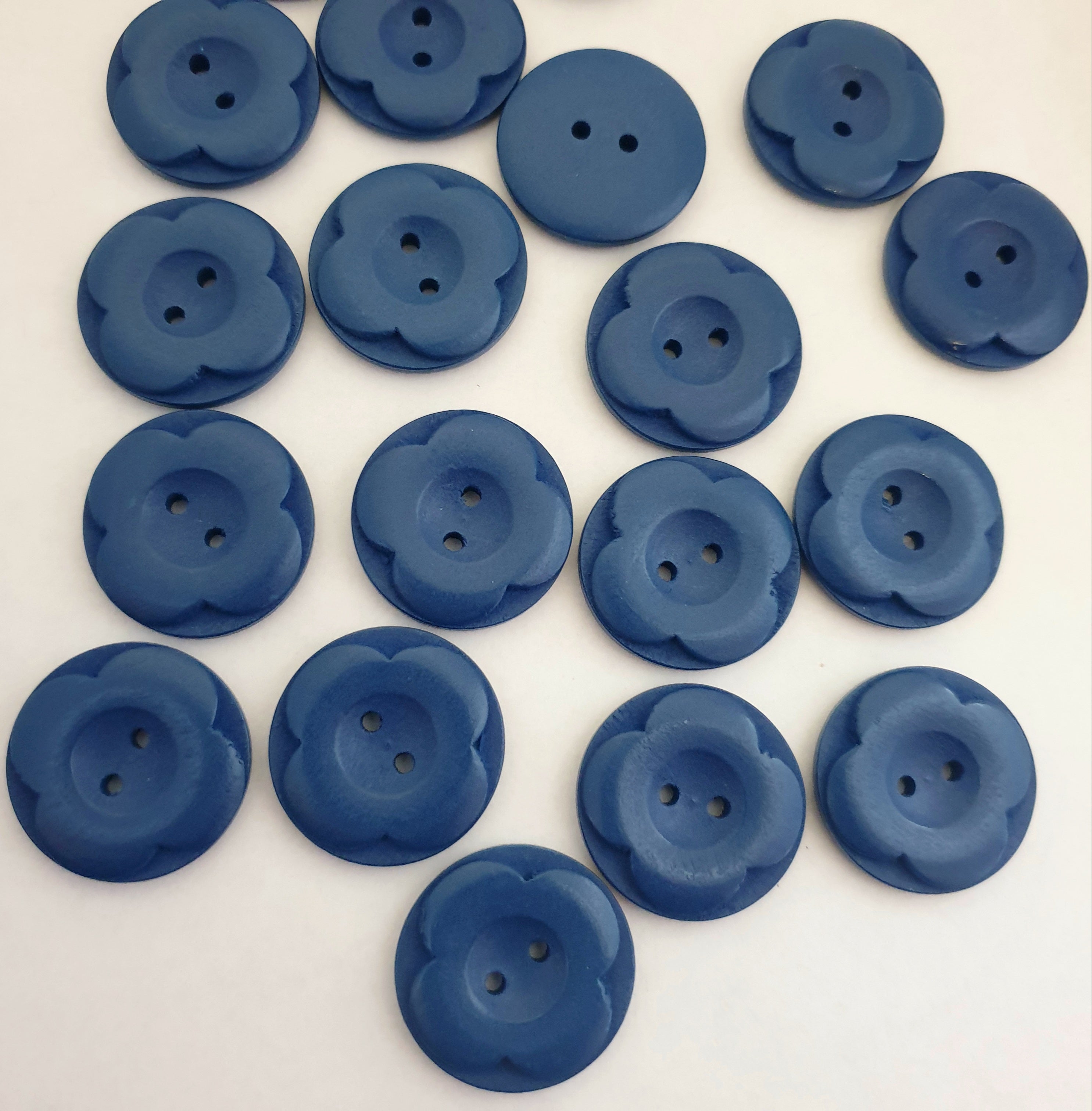 MajorCrafts 12pcs 25mm Aegean Blue Carved Flower 2 Holes Round Wood Sewing Buttons