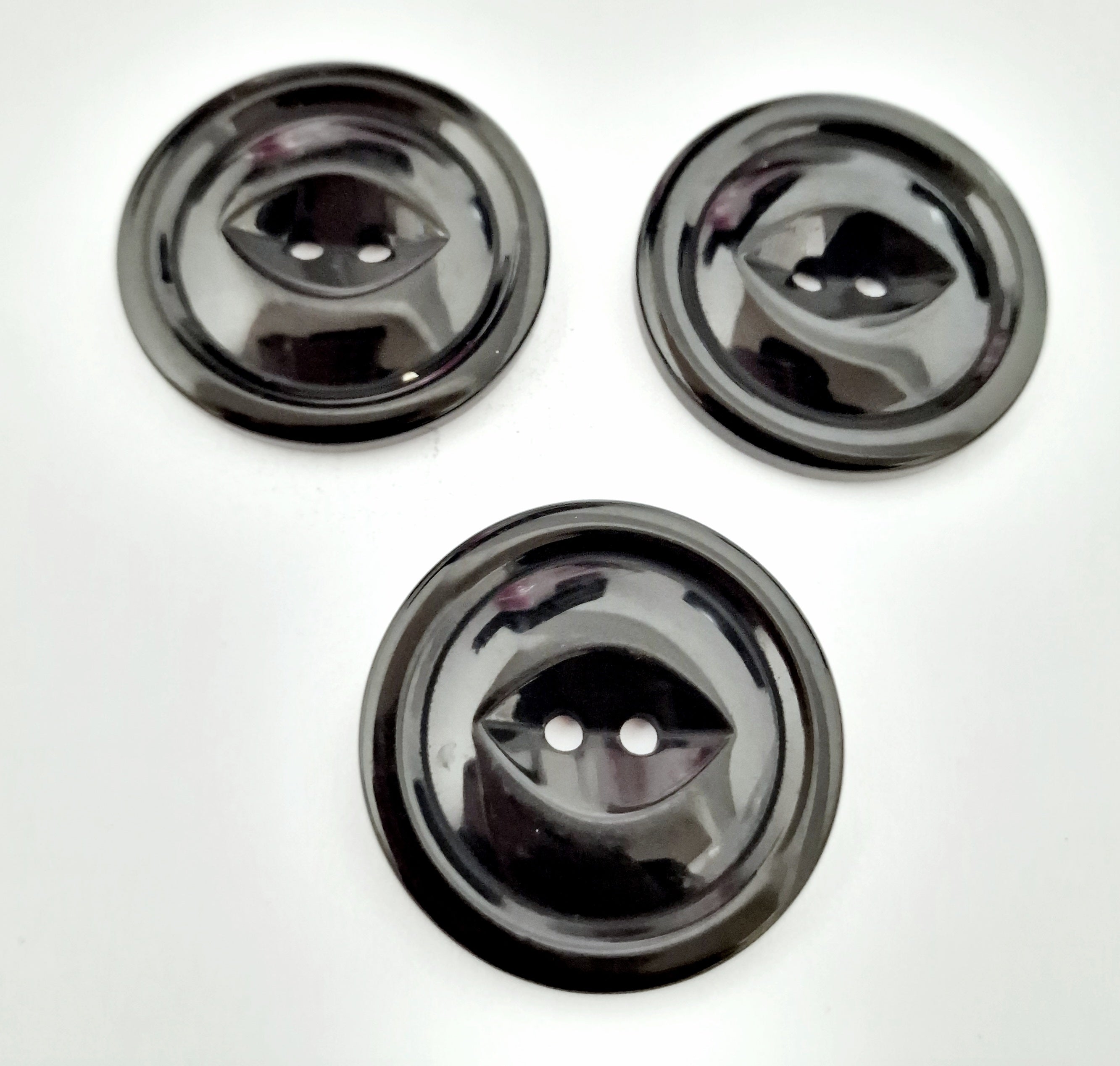 MajorCrafts 4pcs 44mm Black Fisheye 2 Holes Round Large Resin Sewing Buttons
