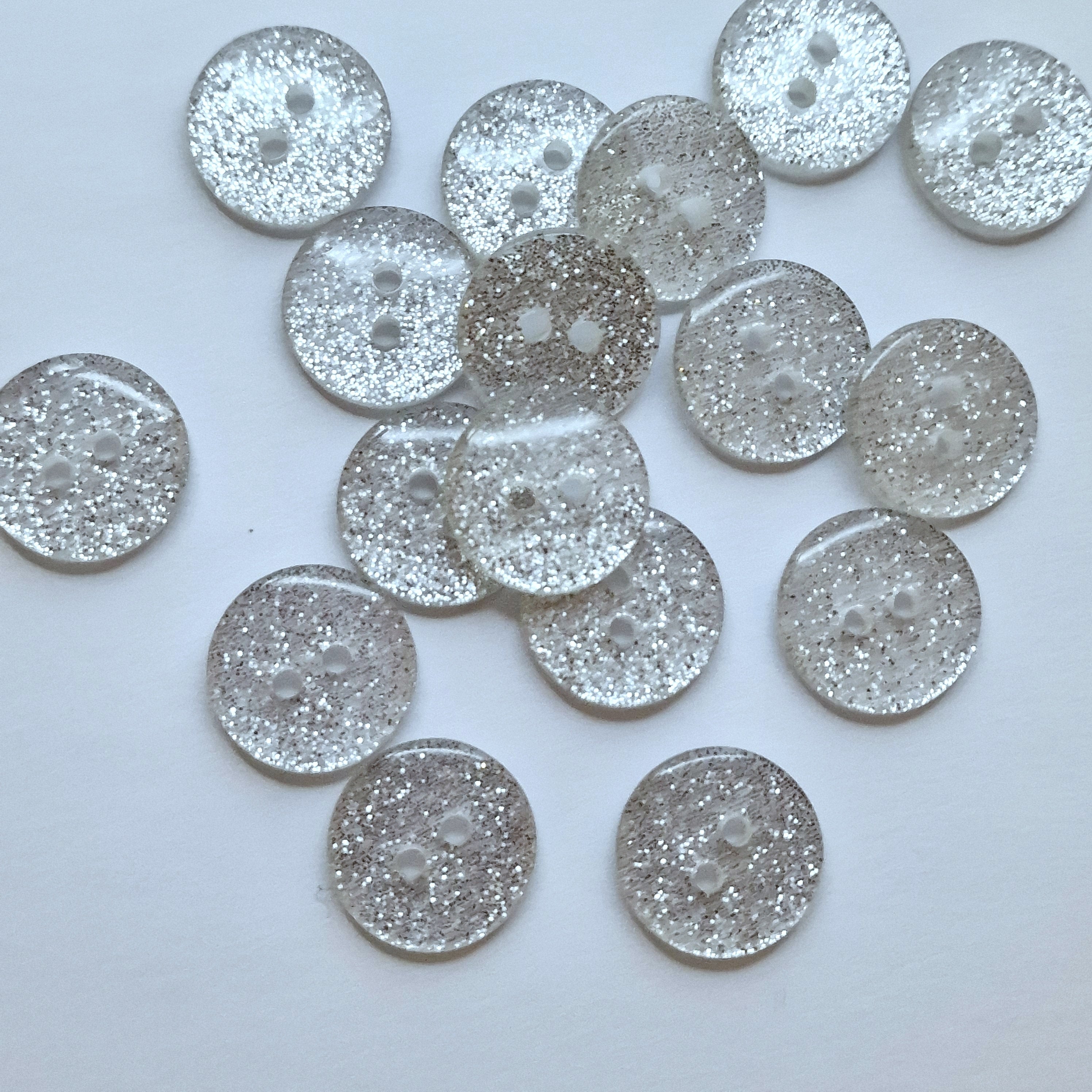 MajorCrafts 60pcs 12.5mm Clear Silver Glitter 2 Holes Round Sewing Resin Buttons