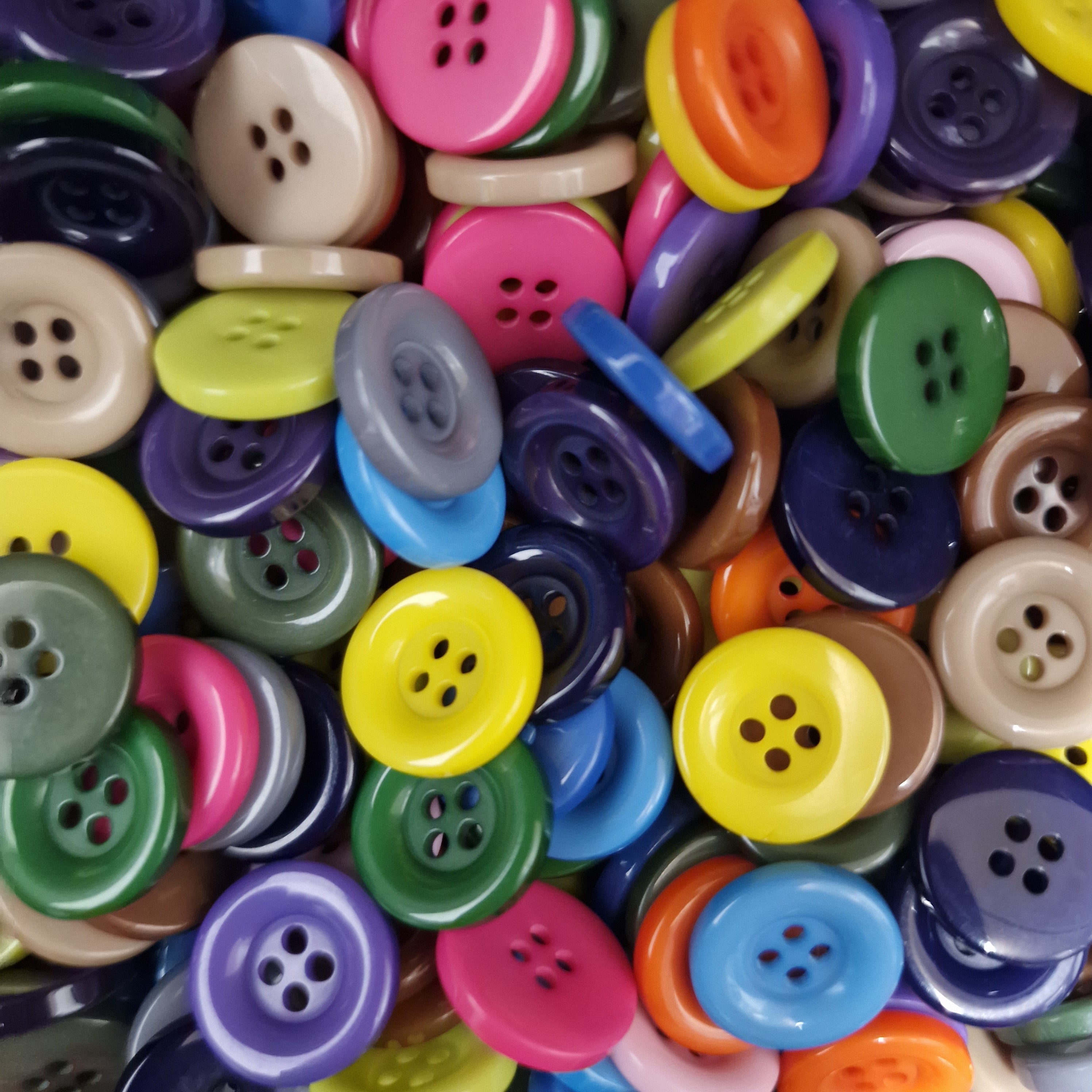MajorCrafts 48pcs 15mm Mixed Colours 4 Holes Thick Edge Round Resin Sewing Buttons