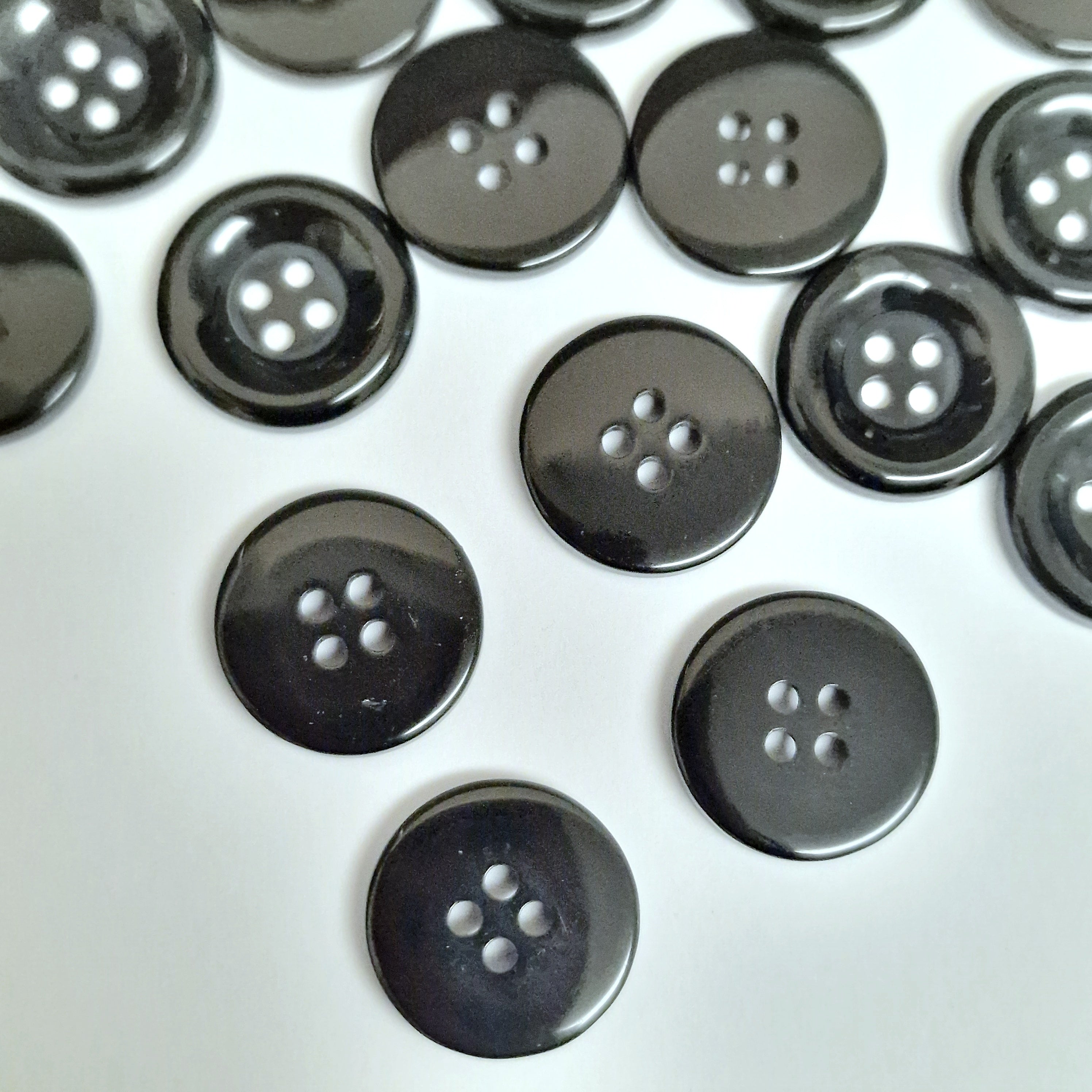 MajorCrafts 48pcs 15mm Black 4 Holes Thick Edge Round Resin Sewing Buttons