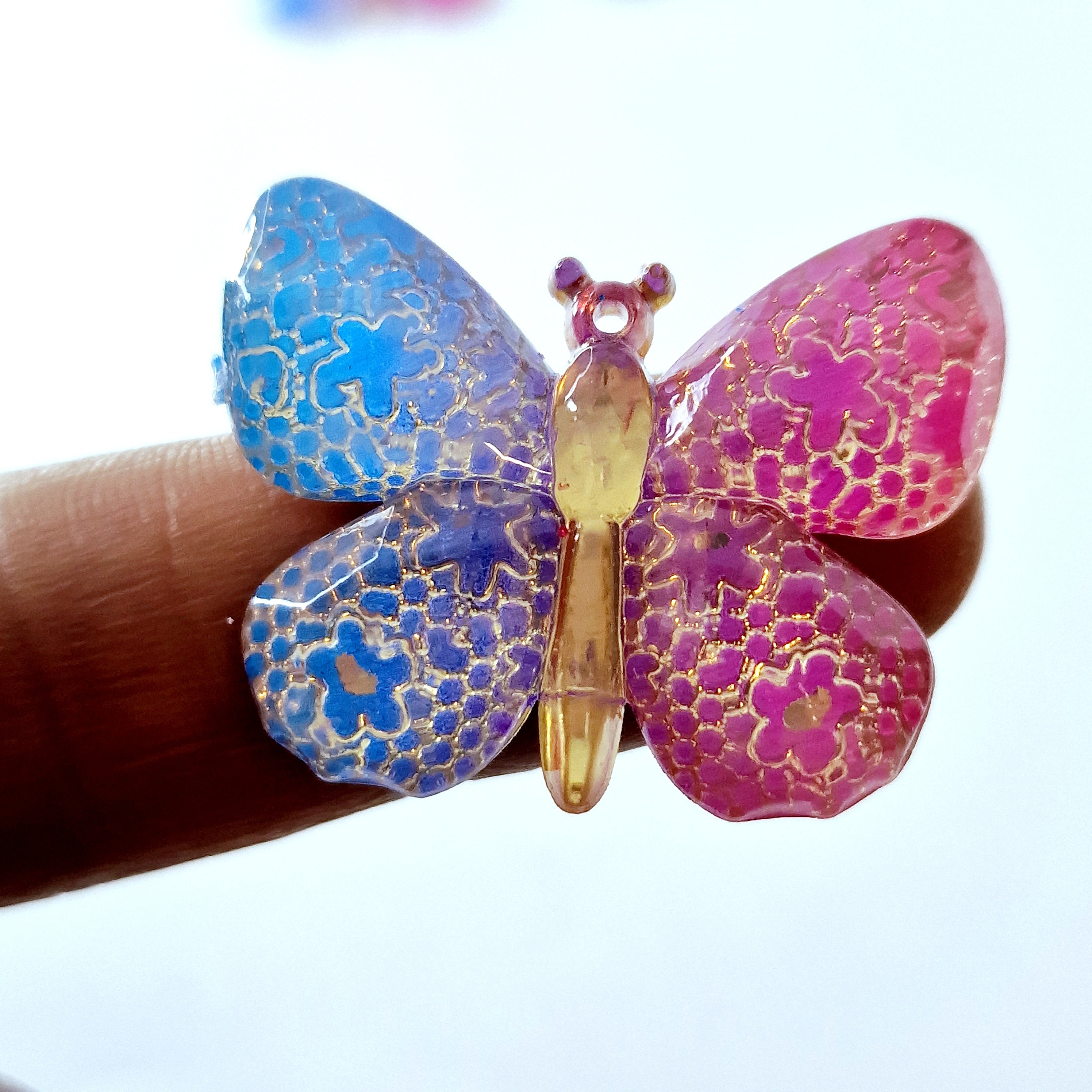MajorCrafts 4pcs Blue and Pink 25x32mm Flat Back Butterfly Resin Pendants