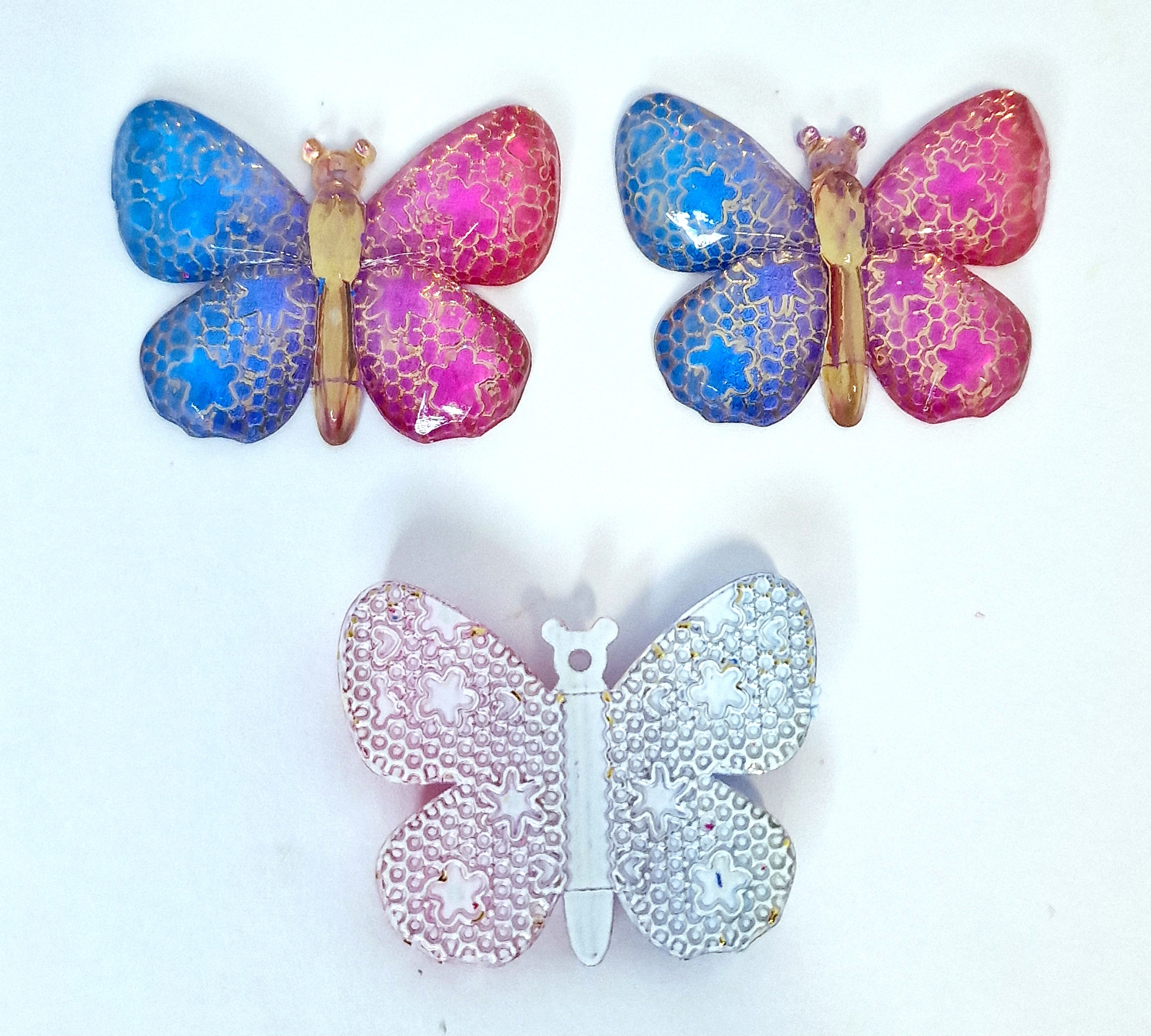 MajorCrafts 4pcs Blue and Pink 25x32mm Flat Back Butterfly Resin Pendants
