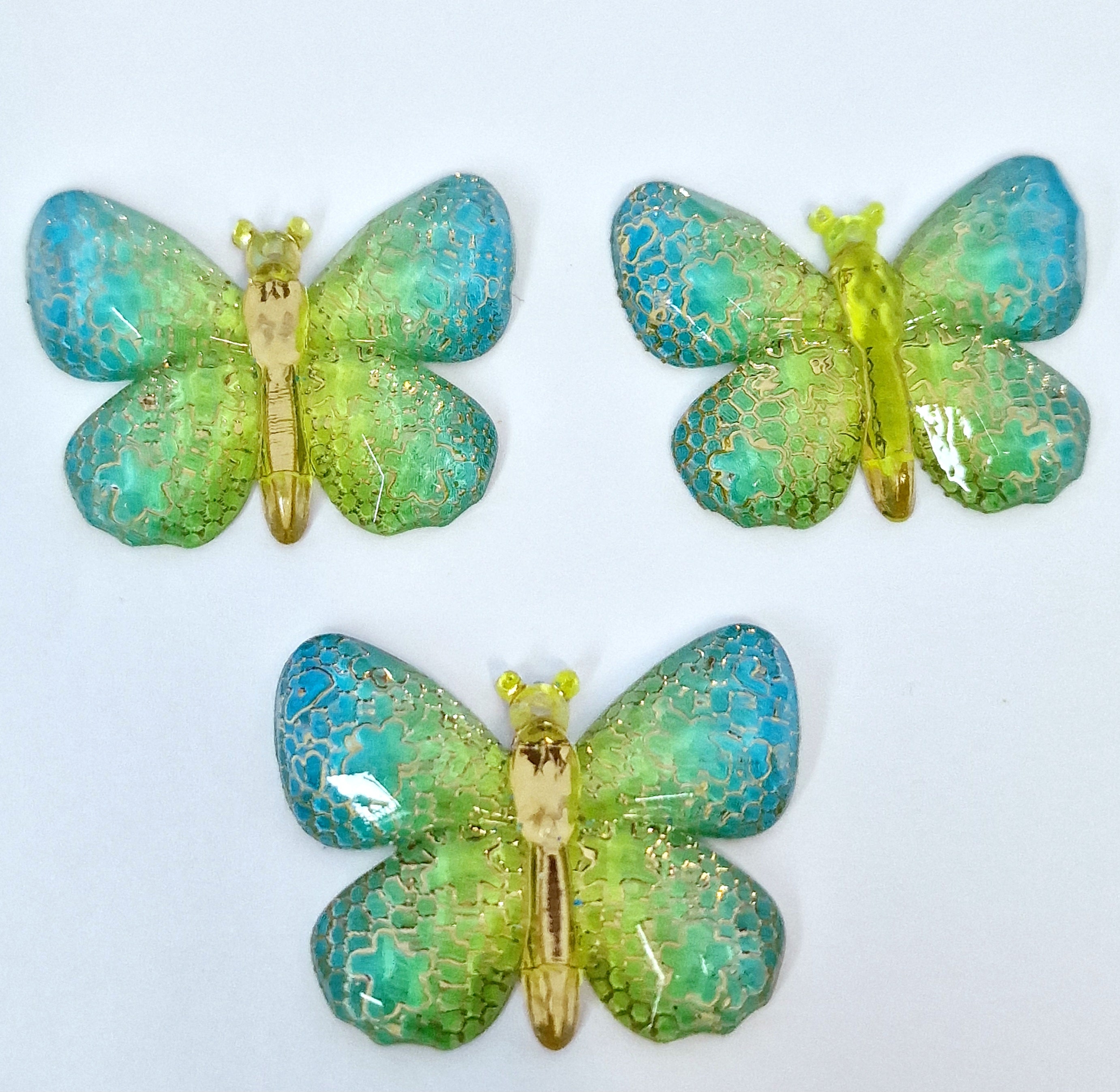 MajorCrafts 4pcs Blue and Green 25x32mm Flat Back Butterfly Resin Pendants