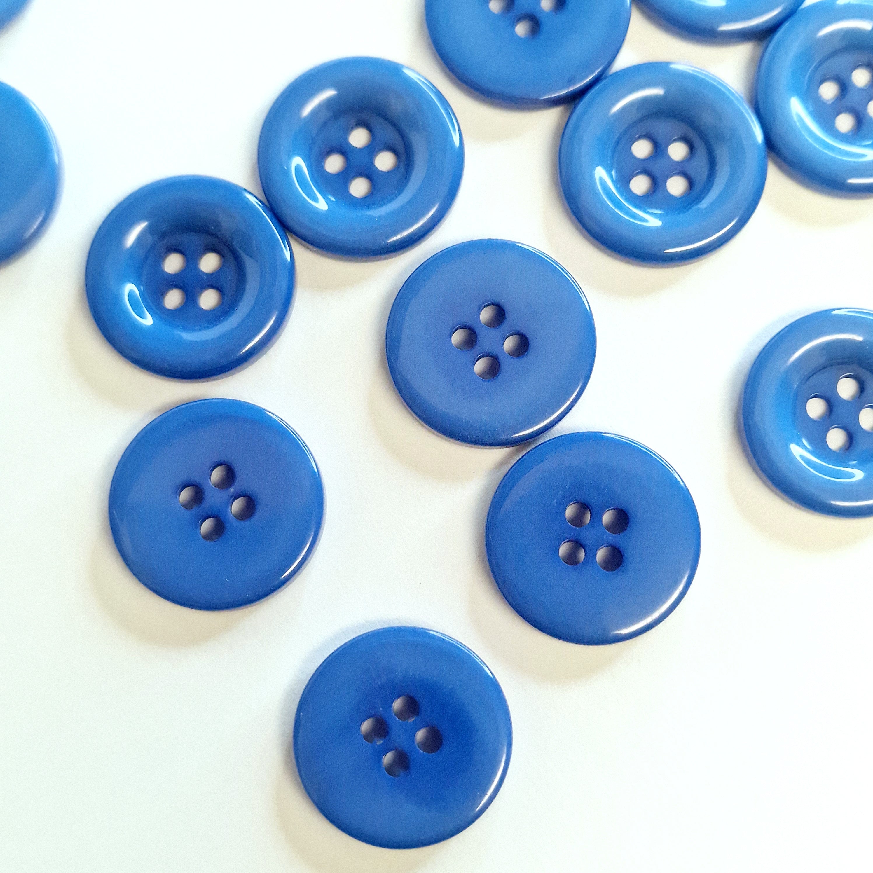 MajorCrafts 48pcs 15mm Light Blue 4 Holes Thick Edge Round Resin Sewing Buttons