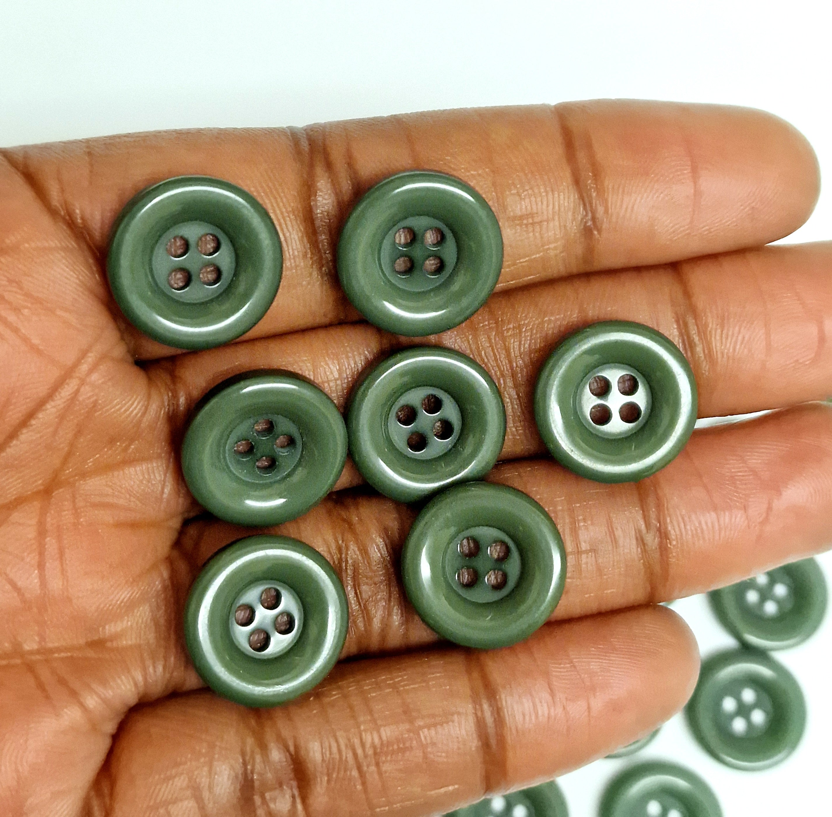 MajorCrafts 48pcs 15mm Olive Green 4 Holes Thick Edge Round Resin Sewing Buttons
