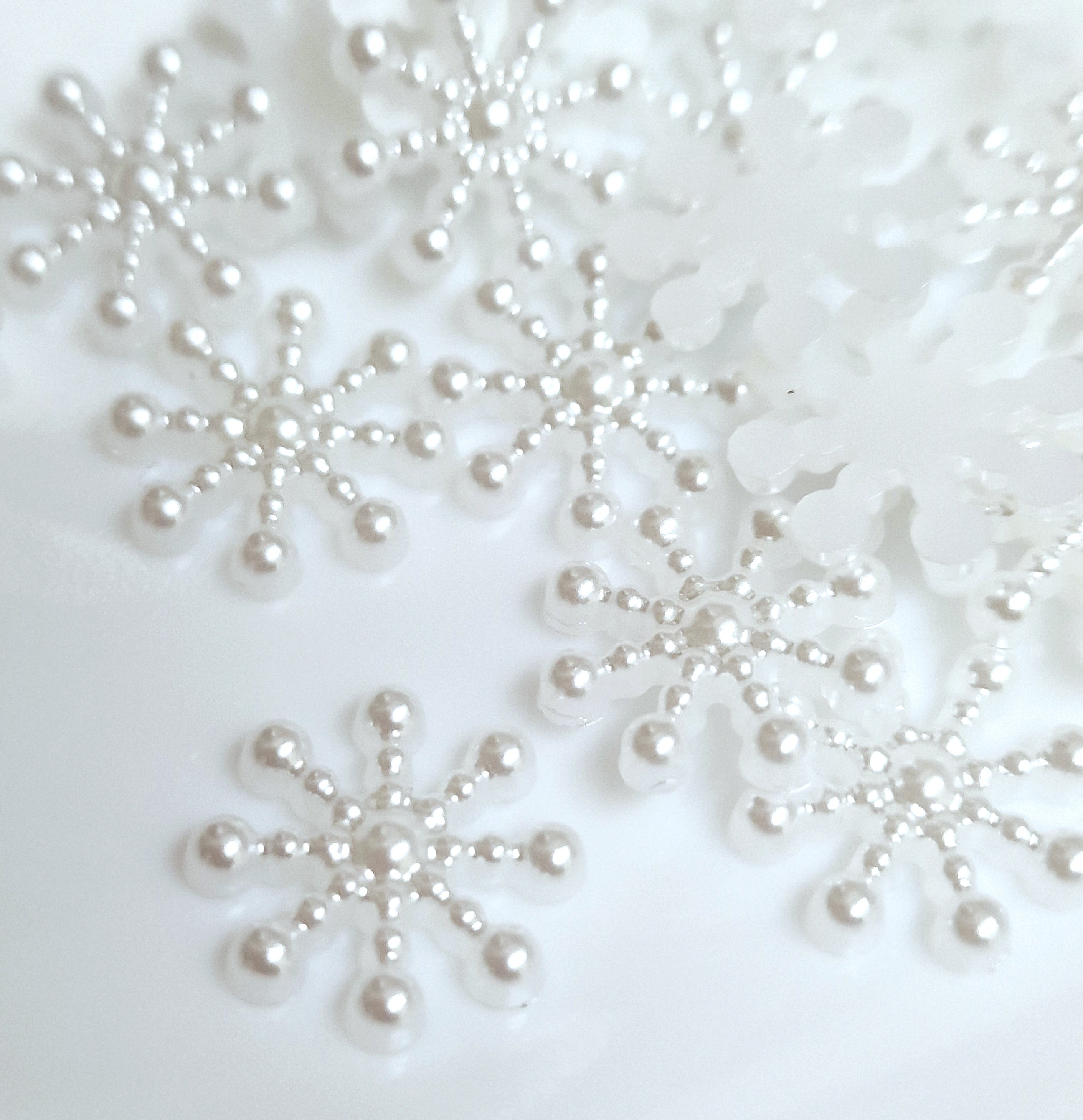 MajorCrafts 100pcs 15mm White Flat Back Snowflake Resin Pearls