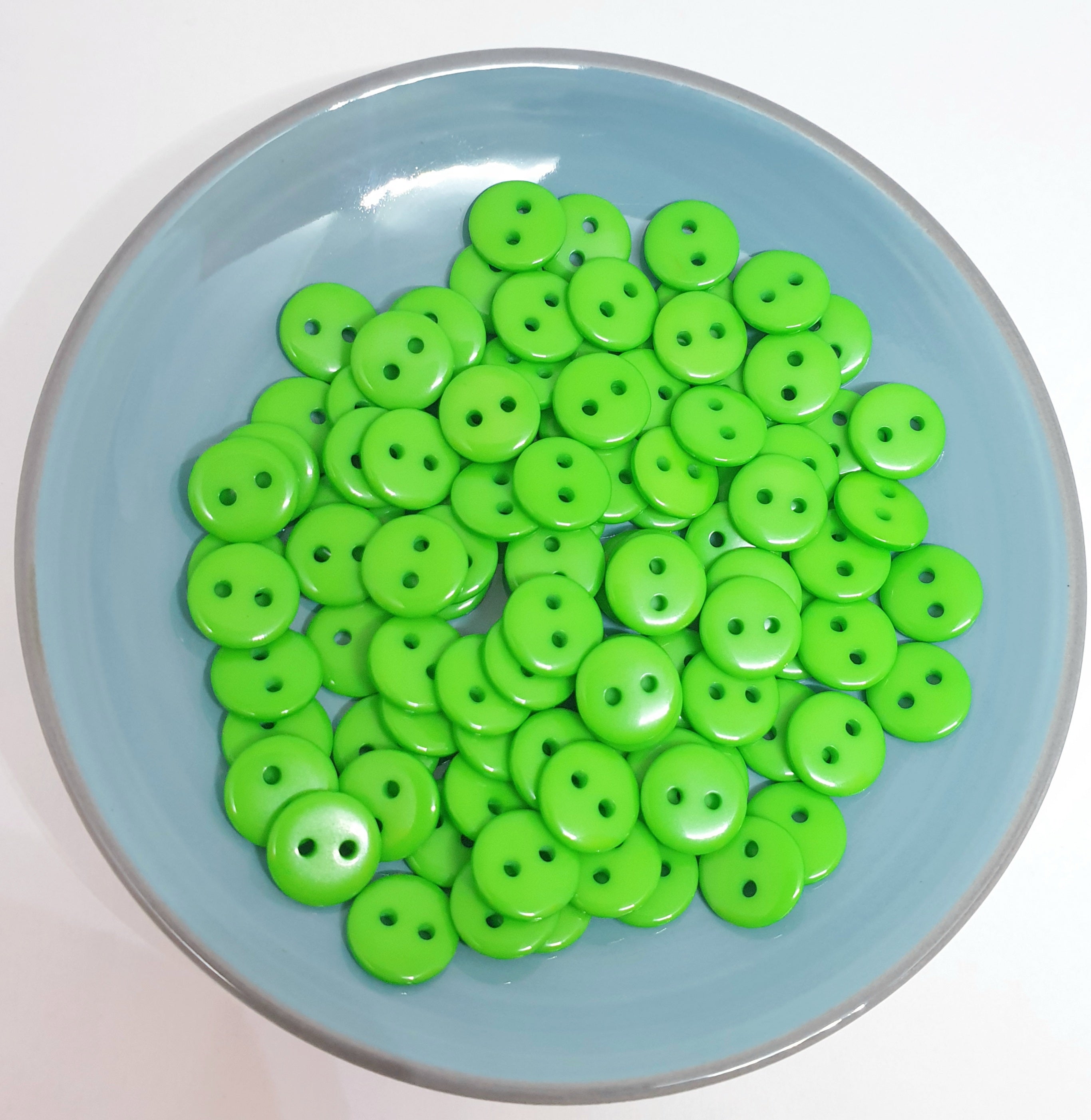 MajorCrafts 120pcs 10mm Bright Green 2 Holes Small Round Resin Sewing Buttons B16