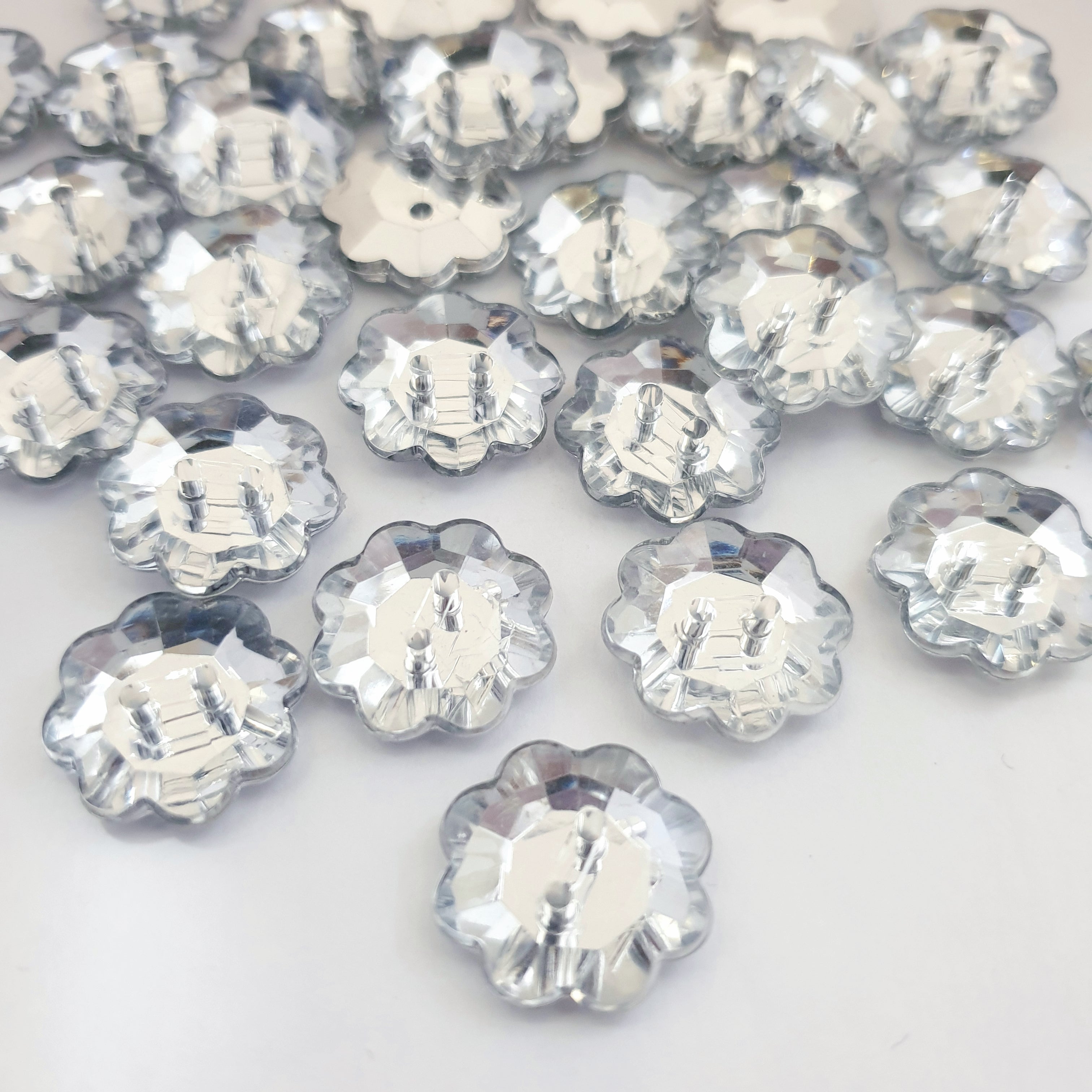 MajorCrafts 32pcs 15mm Crystal Clear 2 Holes Acrylic Flower Small Sewing Buttons