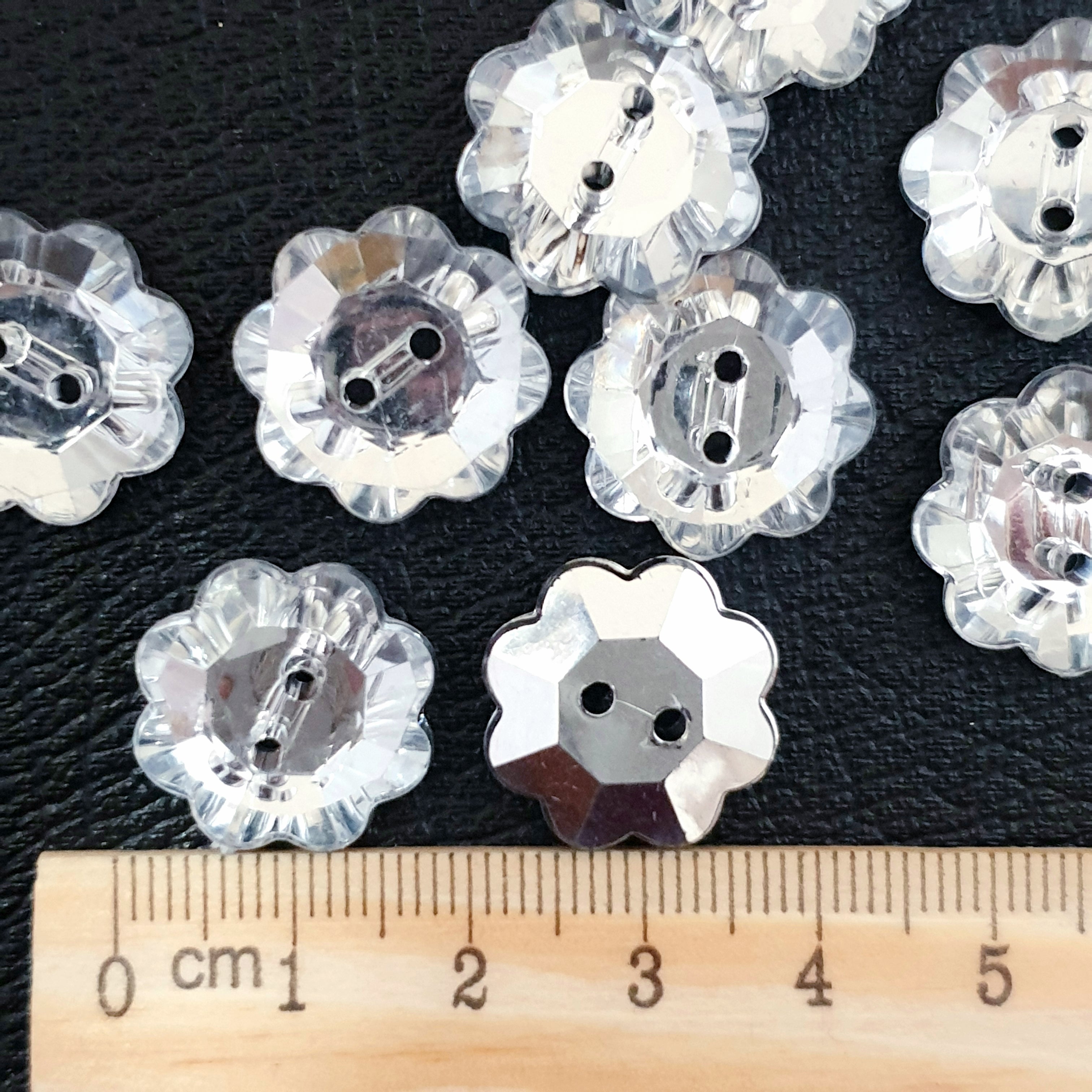 MajorCrafts 20pcs 18mm Crystal Clear 2 Holes Acrylic Flower Small Sewing Buttons