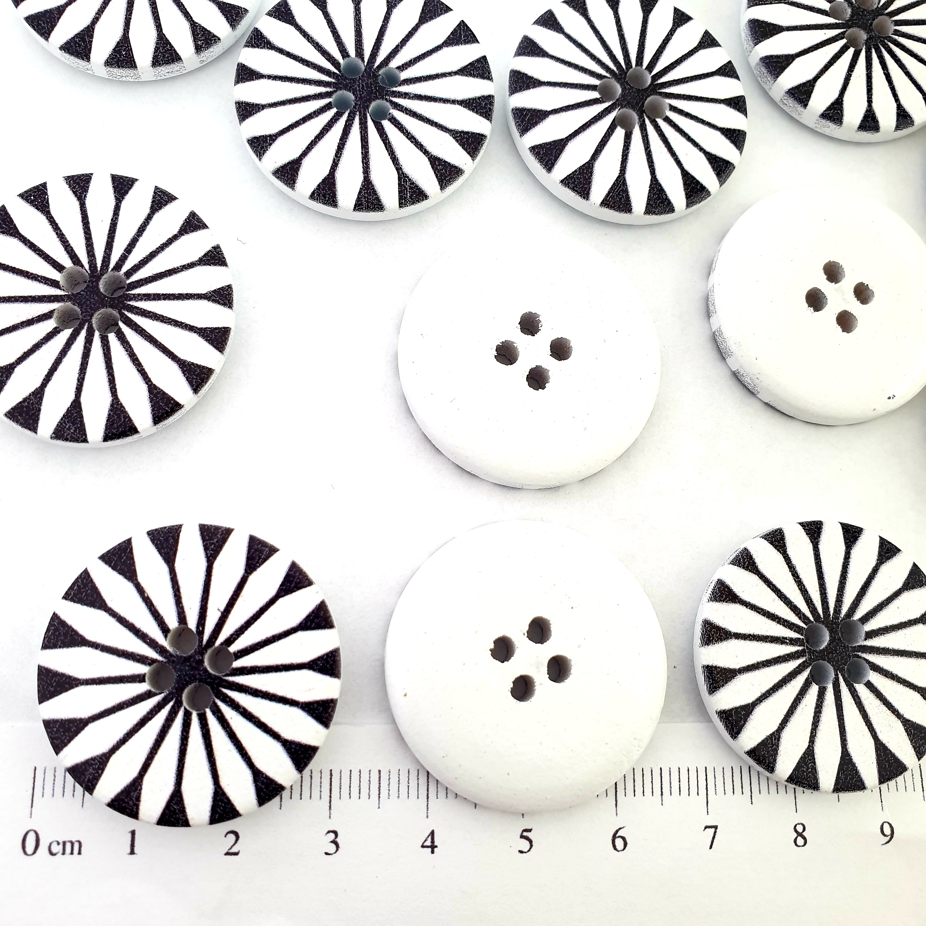 MajorCrafts 10pcs 30mm Black & White Flower 4 Holes Large Wooden Sewing Buttons