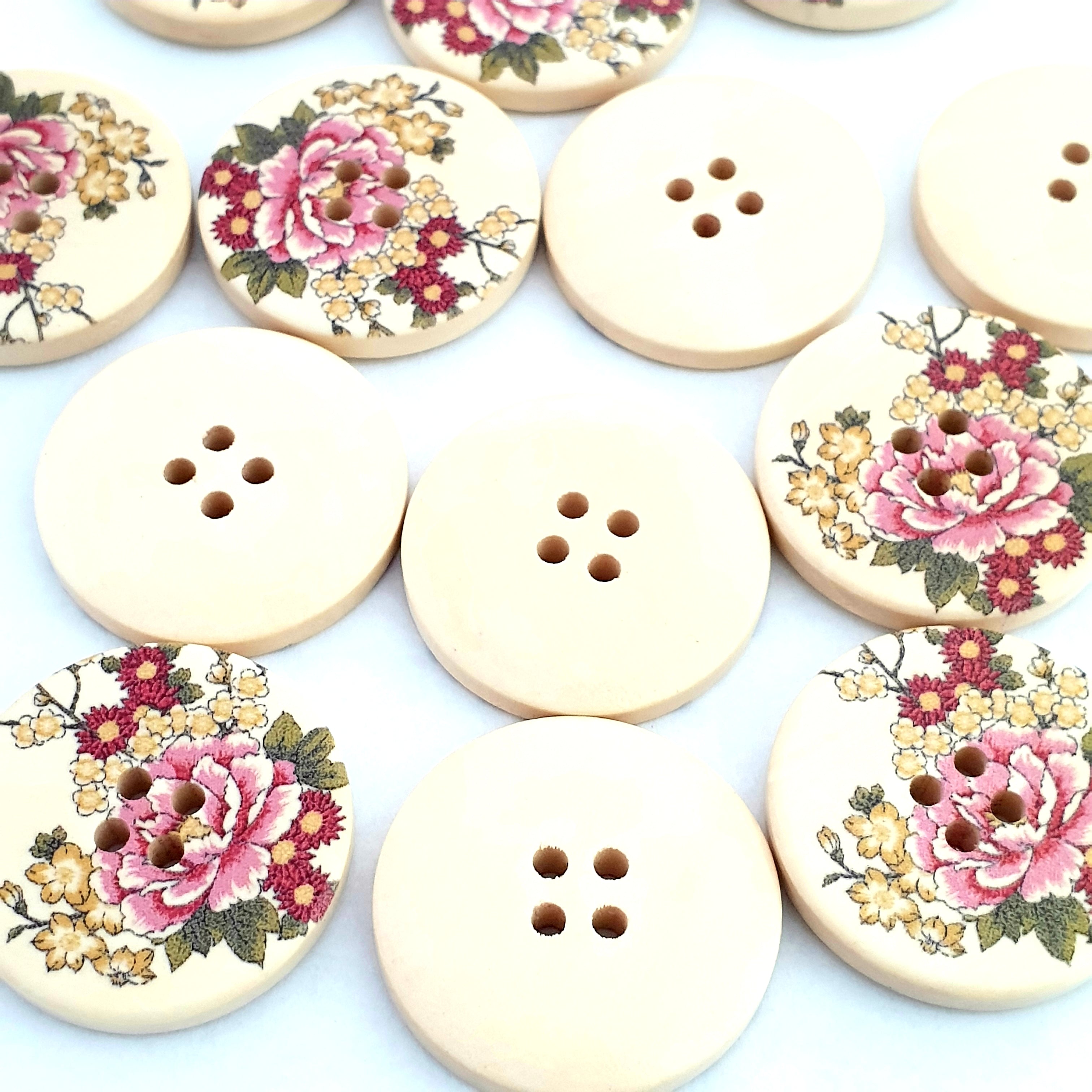 MajorCrafts 16pcs 30mm Red Yellow Carnation Flower Pattern 4 Holes Large Wooden Sewing Buttons