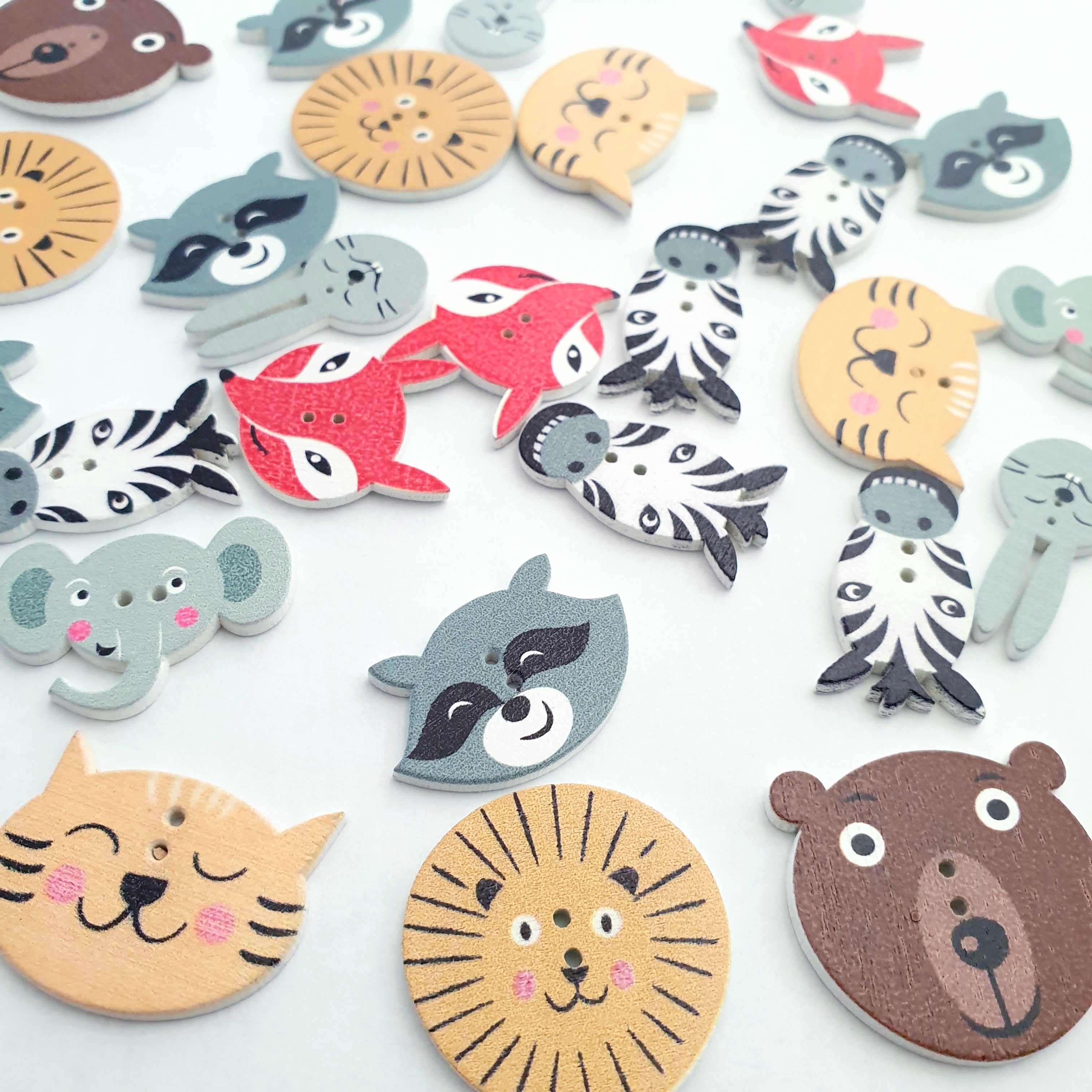 MajorCrafts 24pcs Mixed Animal Theme 2 Holes Sewing Wooden Buttons