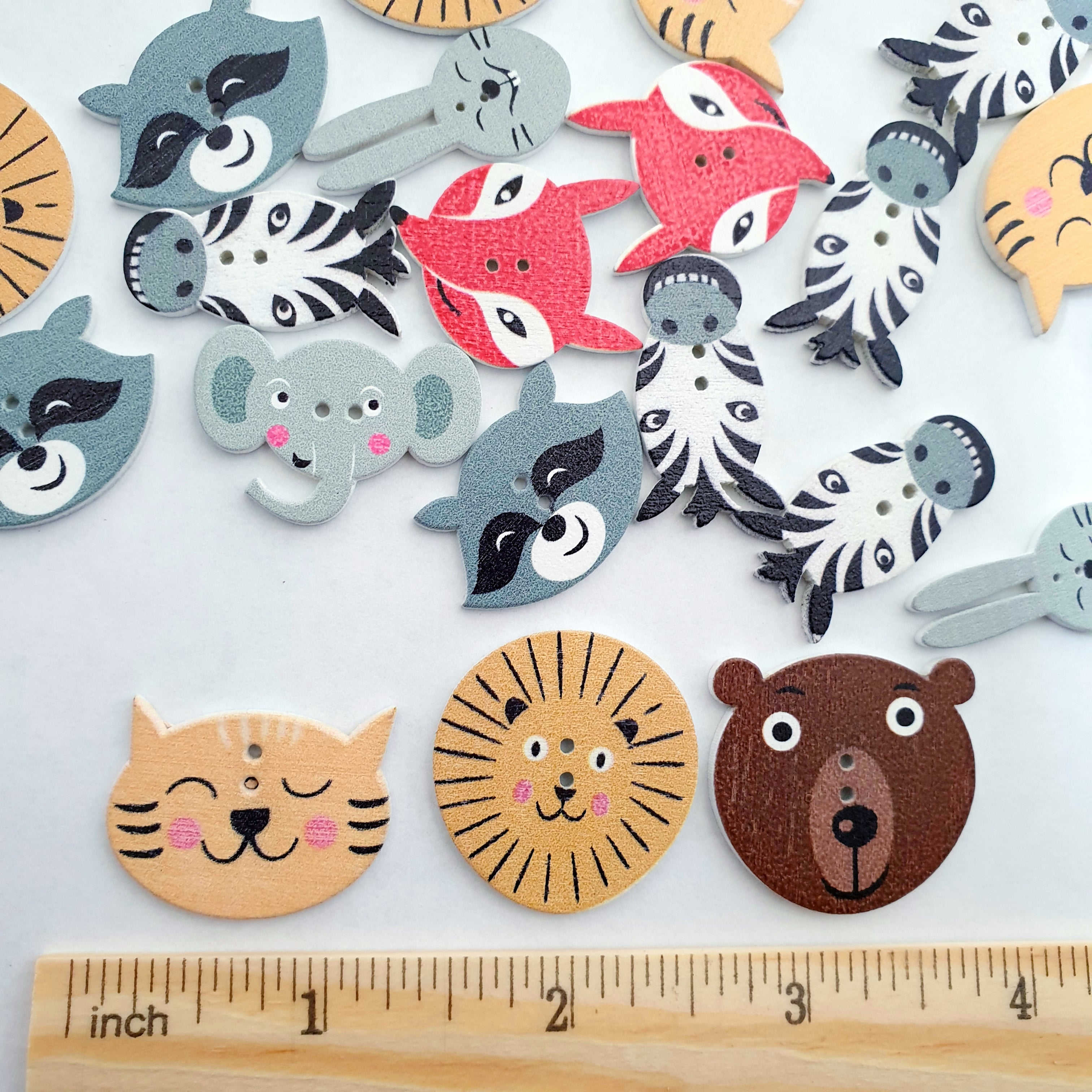 MajorCrafts 24pcs Mixed Animal Theme 2 Holes Sewing Wooden Buttons