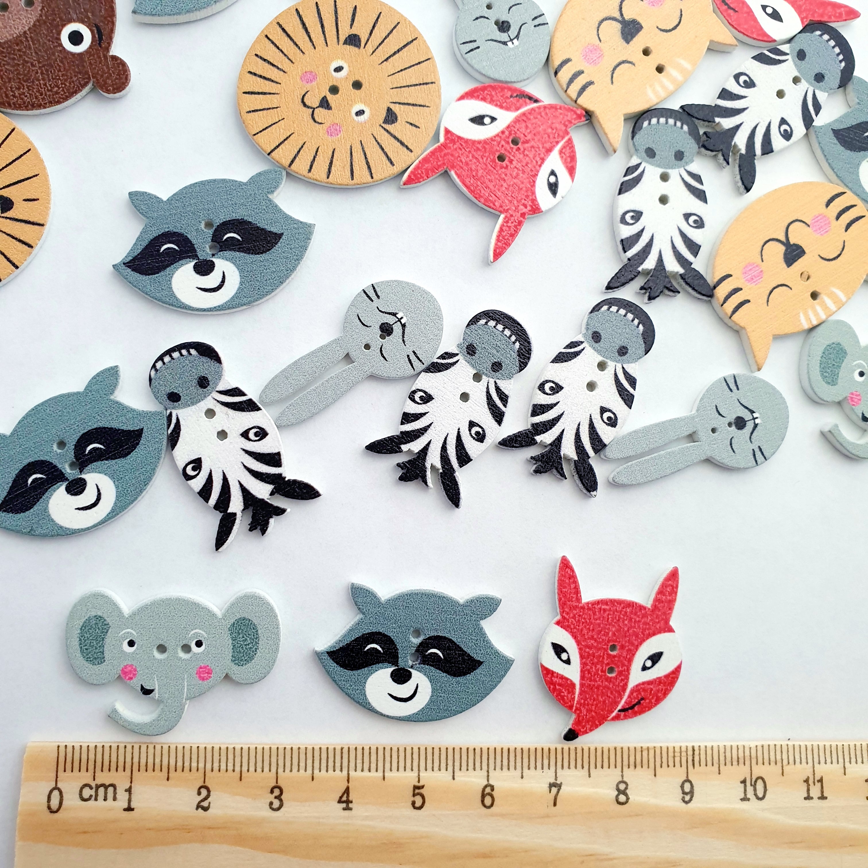 MajorCrafts 24pcs Mixed Animal Theme 2 Holes Sewing Wooden Buttons