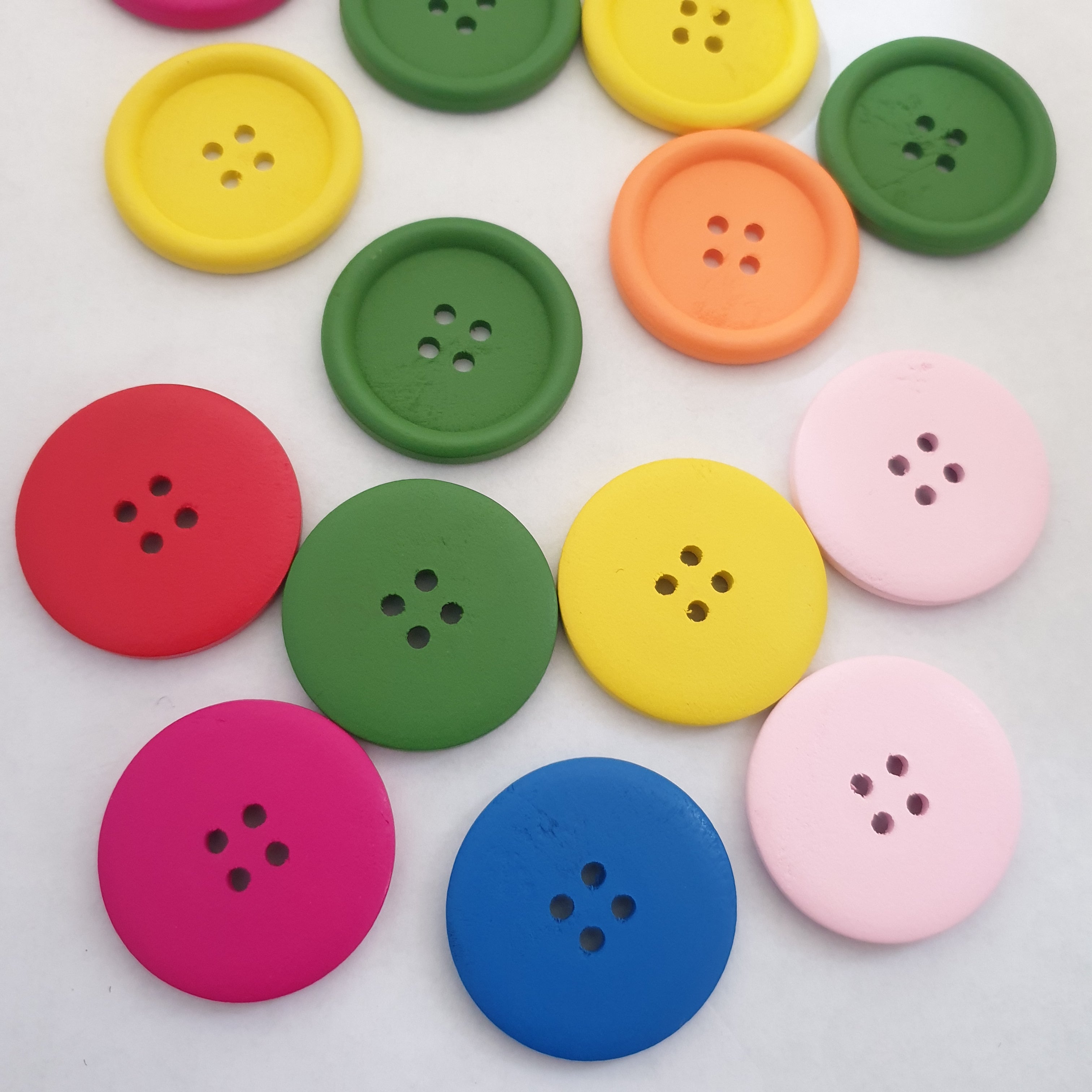 MajorCrafts 12pcs 40mm Randomly Mixed Colours Round 4 Holes Large Wooden Sewing Buttons