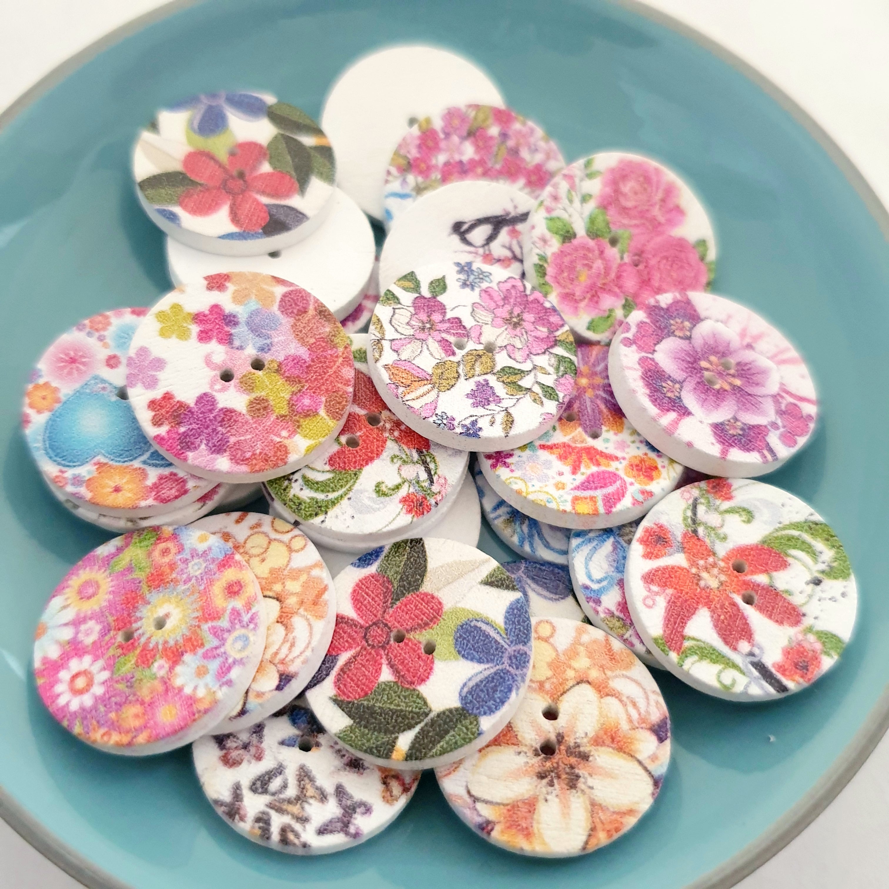 MajorCrafts 24pcs 20mm Random Mixed Flower Pattern 2 Holes Round Wooden Sewing Buttons