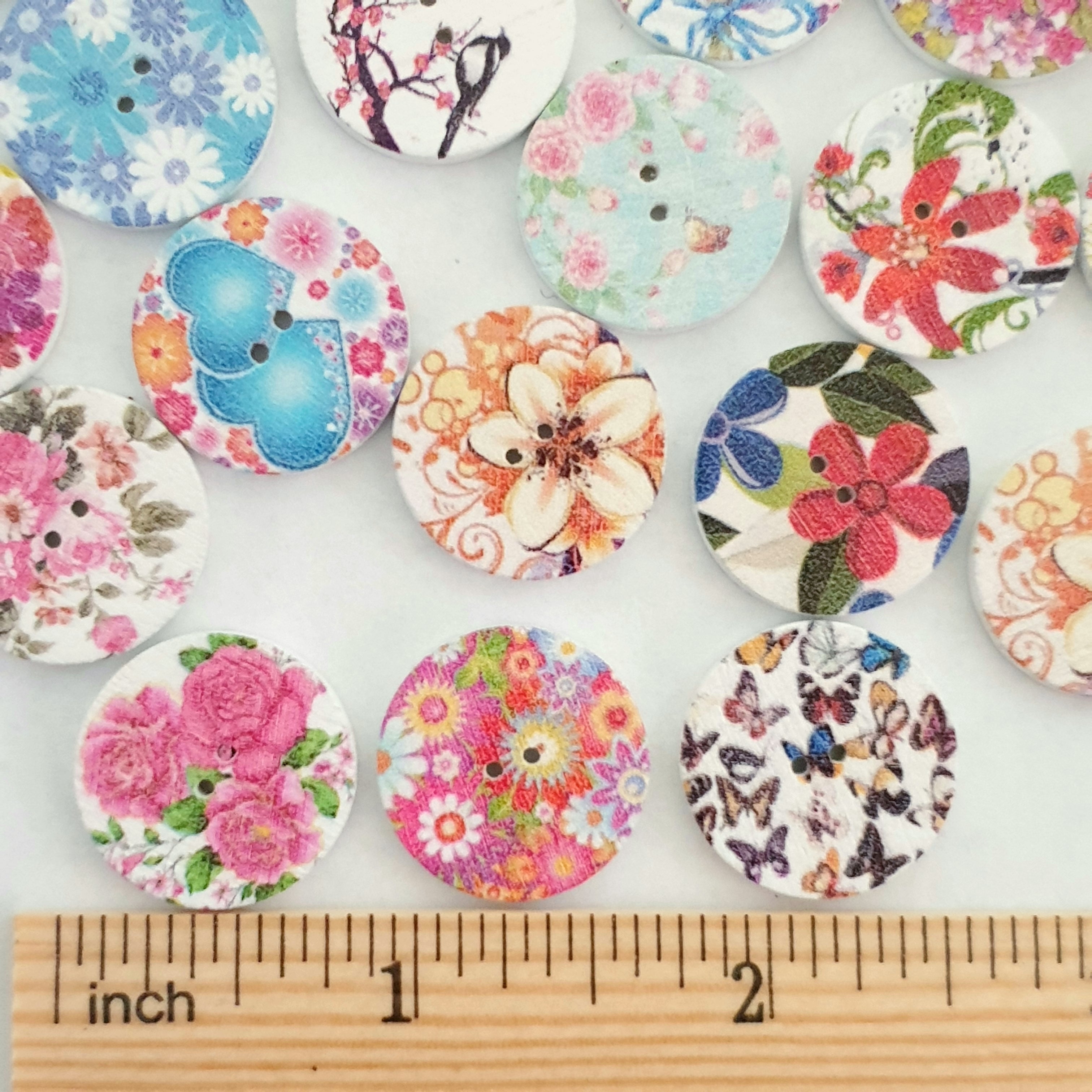 MajorCrafts 24pcs 20mm Random Mixed Flower Pattern 2 Holes Round Wooden Sewing Buttons