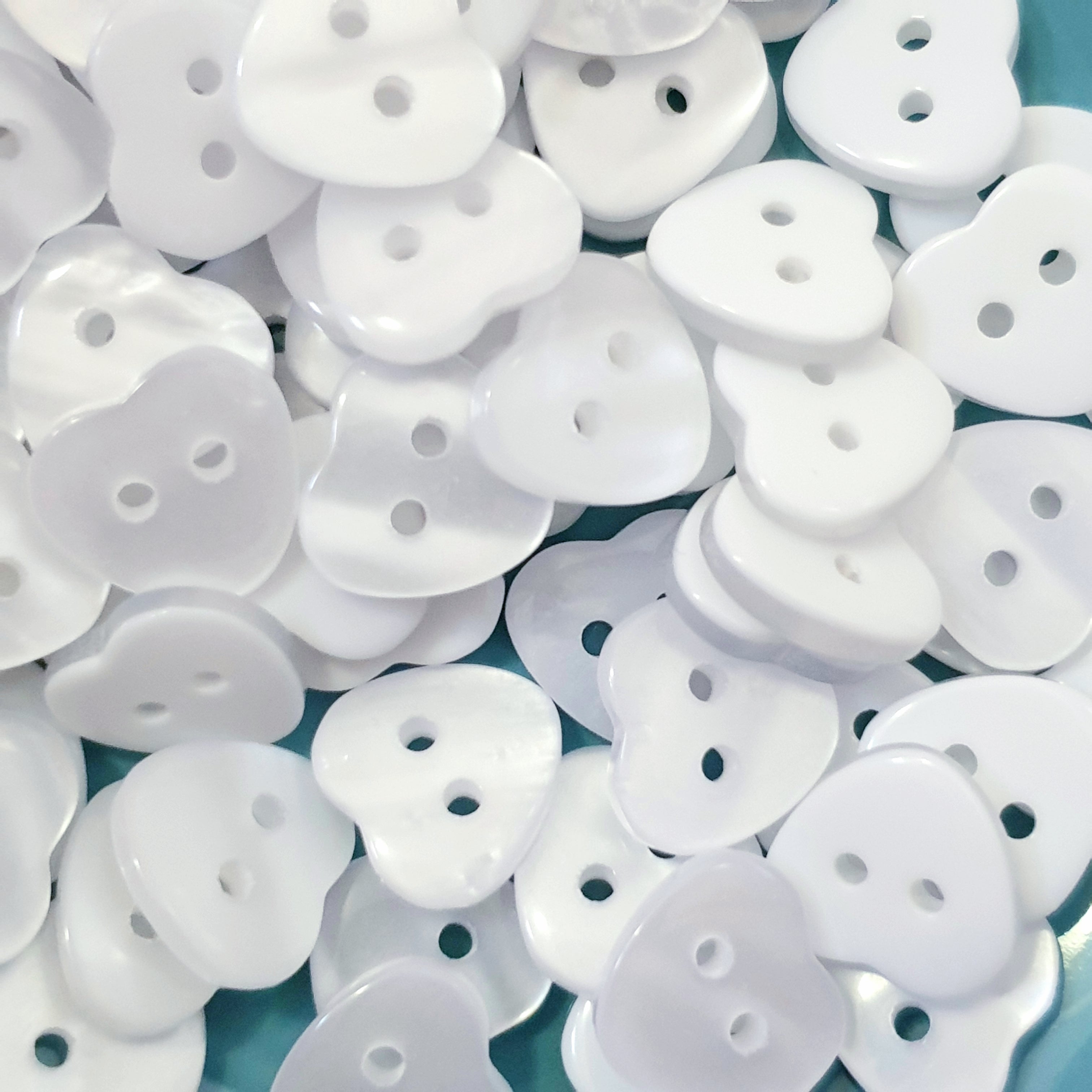 MajorCrafts 40pcs 12.5mm White Pearlescent 2 Holes Heart Resin Sewing Buttons