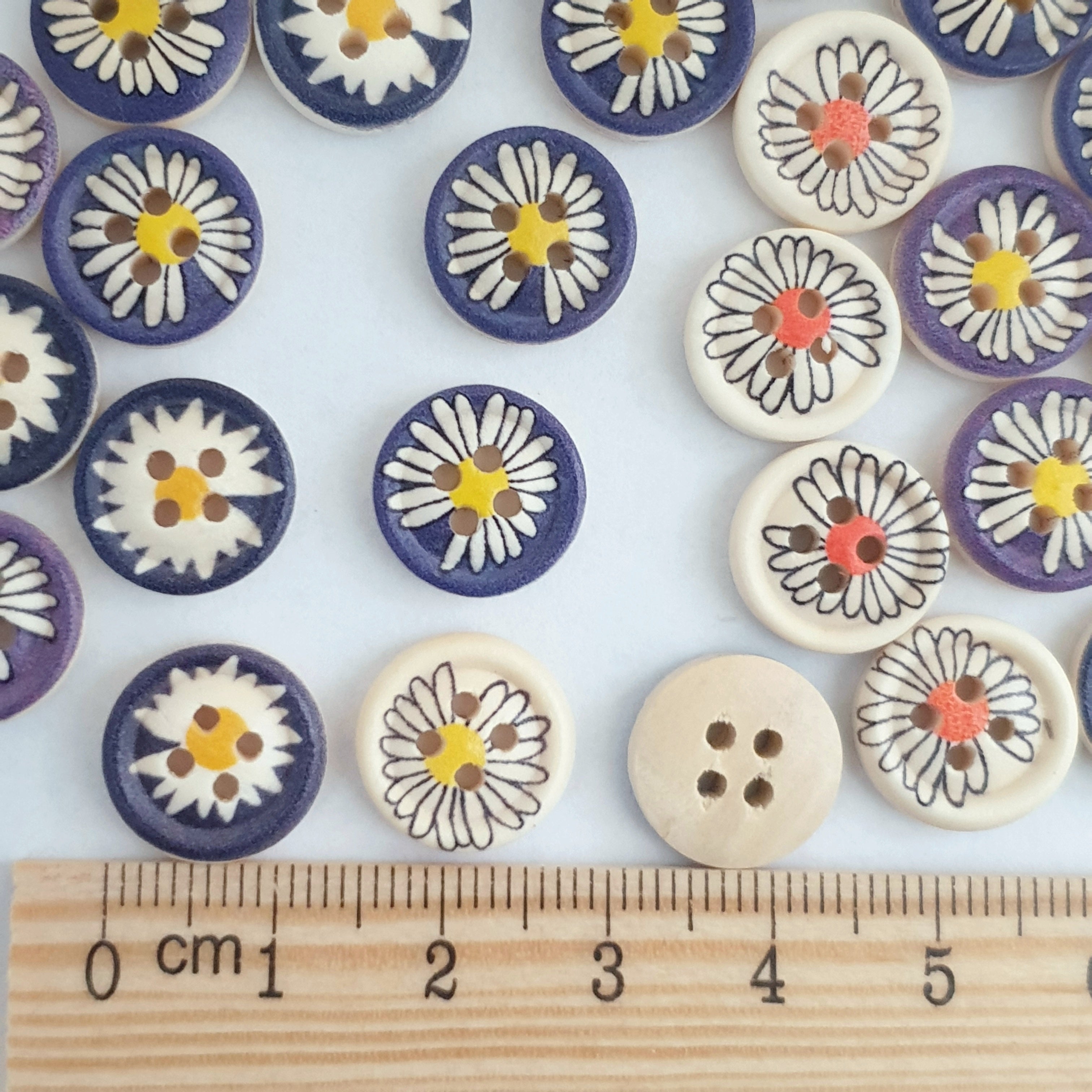 MajorCrafts 44pcs 13mm Mixed Colours Daisy Flower Pattern Round 4 Holes Wooden Sewing Buttons