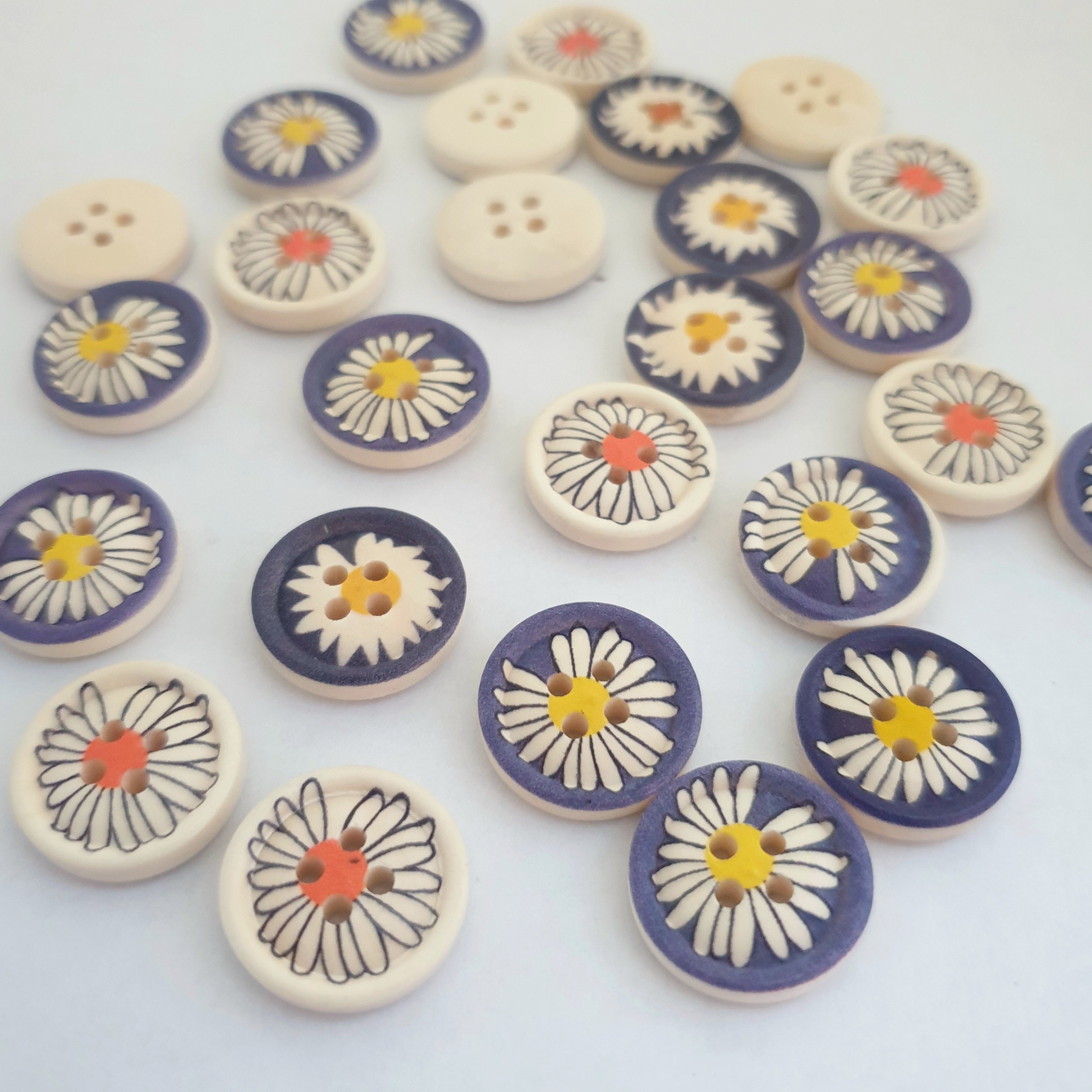 MajorCrafts 24pcs 18mm Mixed Colours Daisy Flower Pattern Round 4 Holes Wooden Sewing Buttons