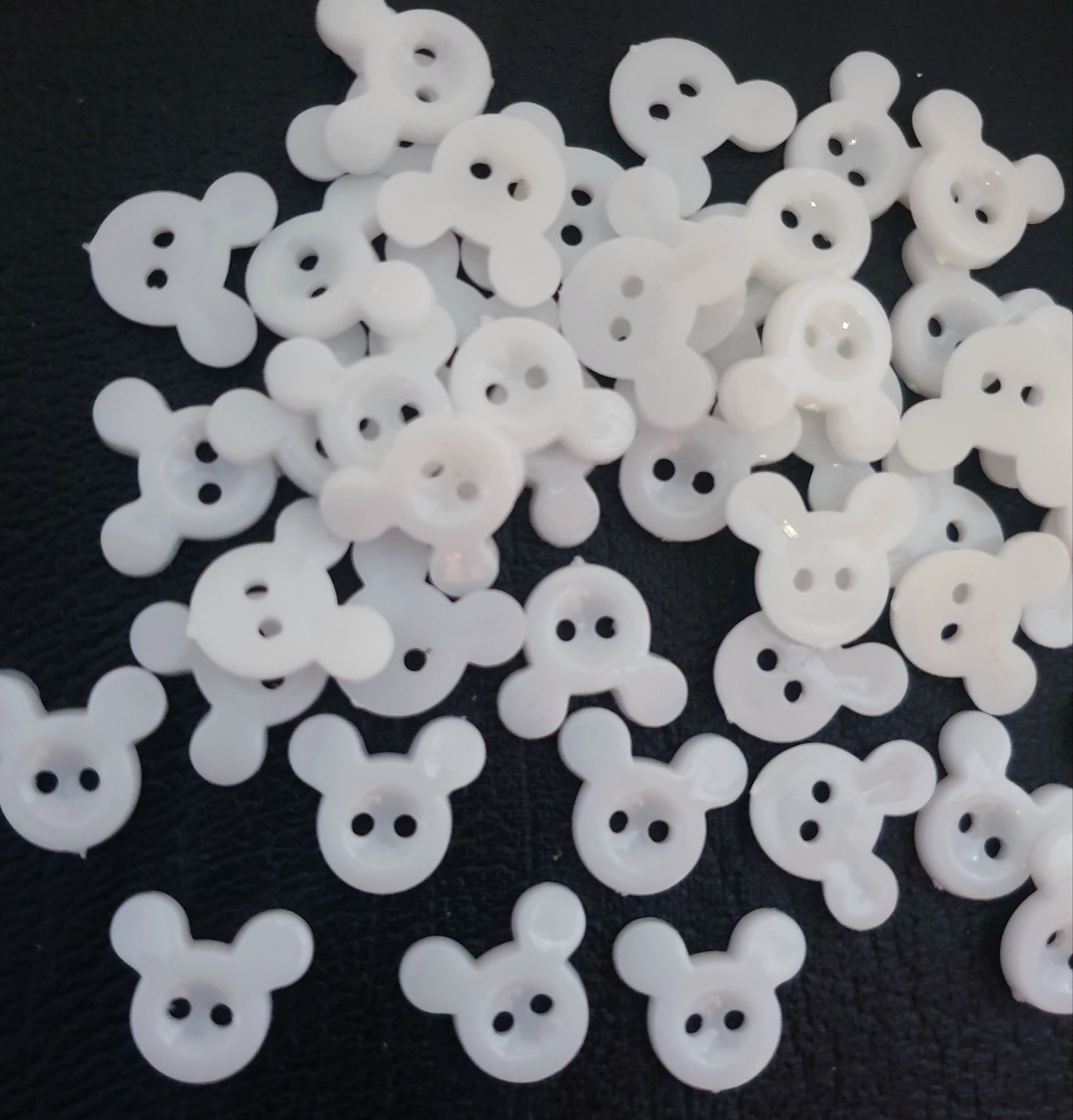 MajorCrafts 40pcs 15mm White Mouse Shaped 2 Holes Resin Sewing Buttons