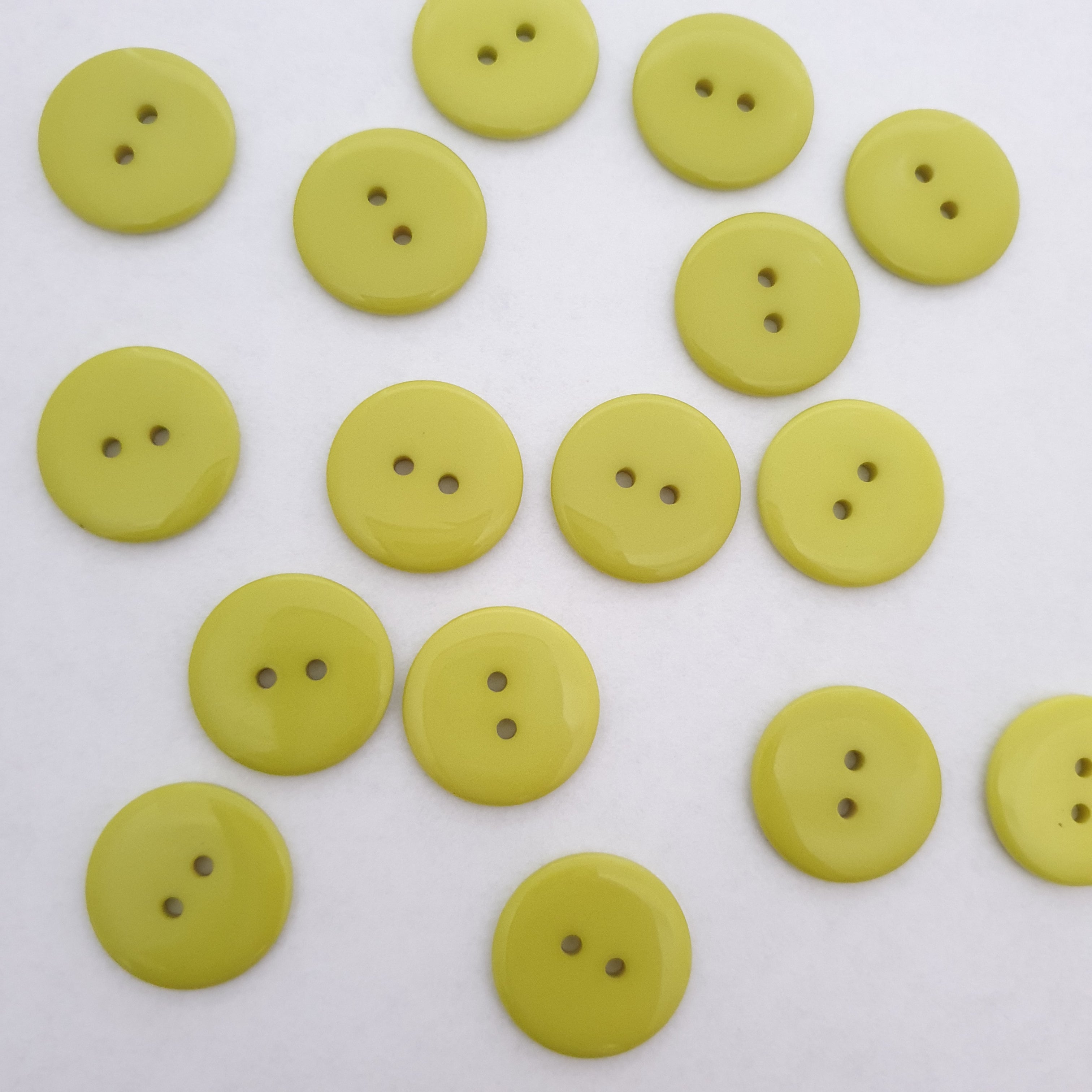 MajorCrafts 36pcs 23mm Lime Green 2 Holes Round Large Resin Sewing Buttons