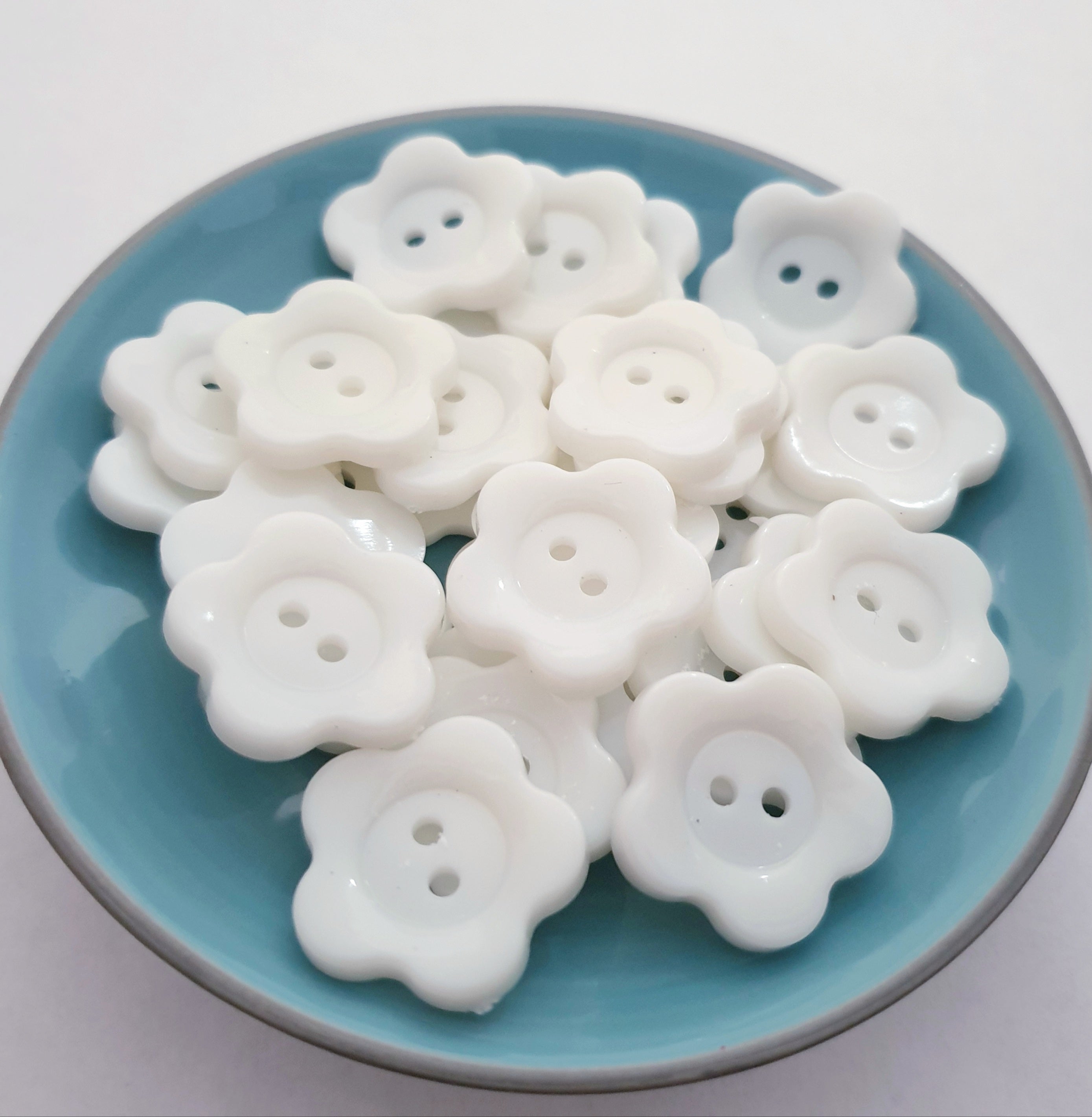 MajorCrafts 34pcs 22mm White Flower Shaped 2 Holes Resin Sew-on Buttons
