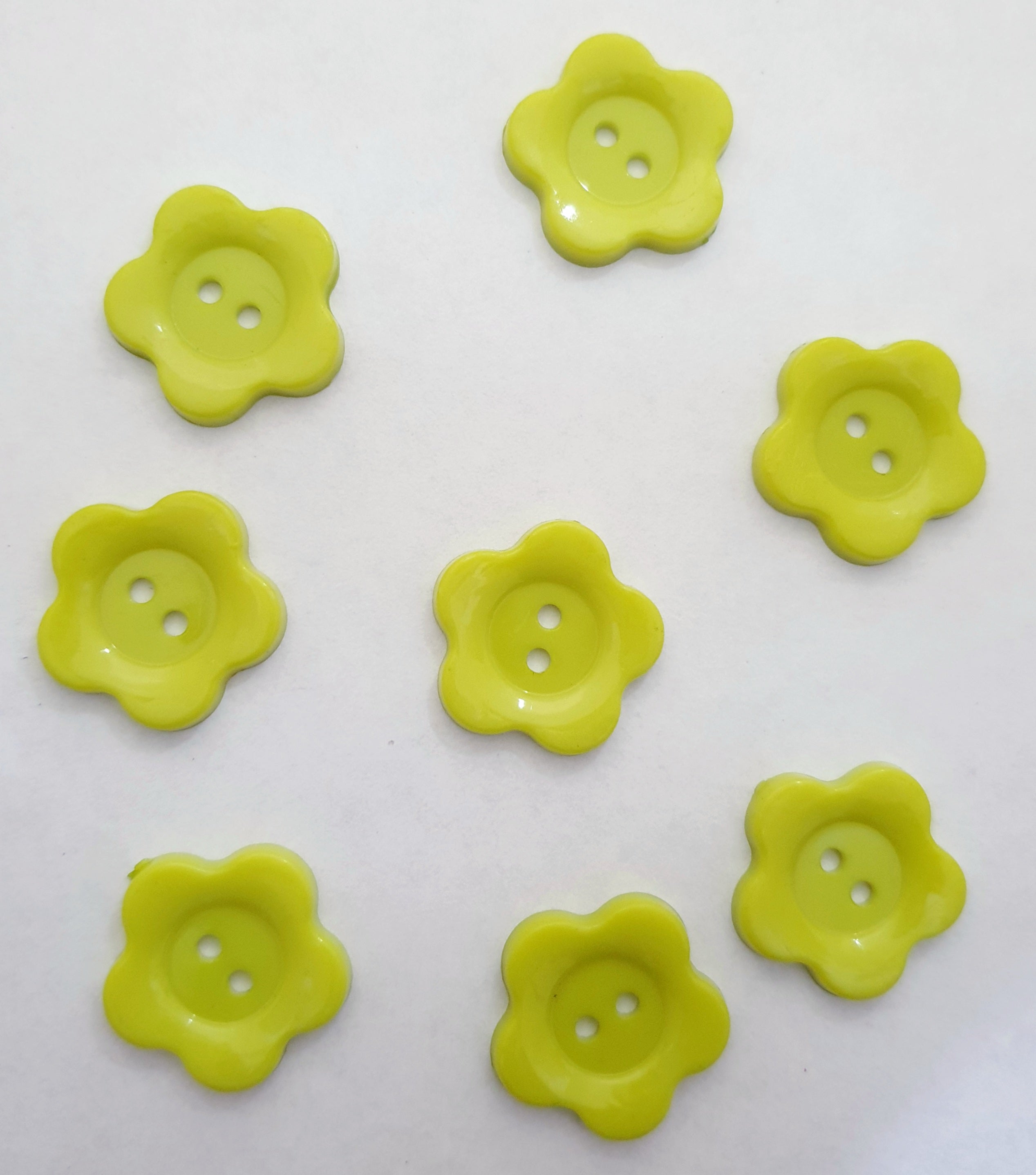 MajorCrafts 34pcs 22mm Lime Green Flower Shaped 2 Holes Resin Sew-on Buttons