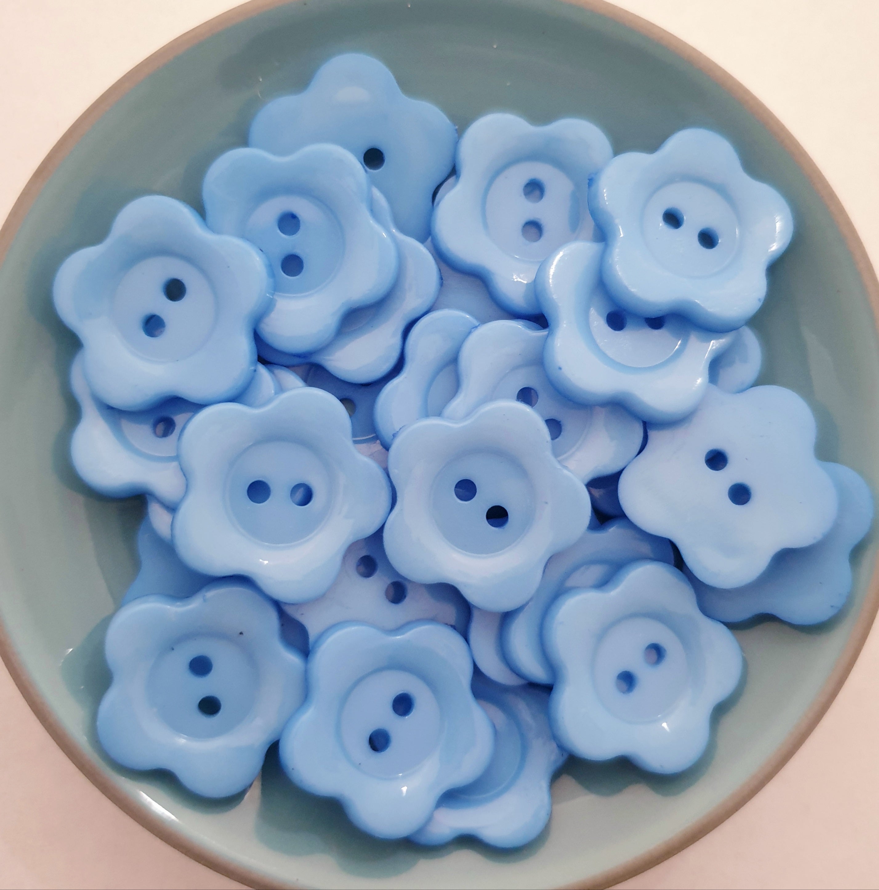 MajorCrafts 34pcs 22mm Light Blue Flower Shaped 2 Holes Resin Sew-on Buttons