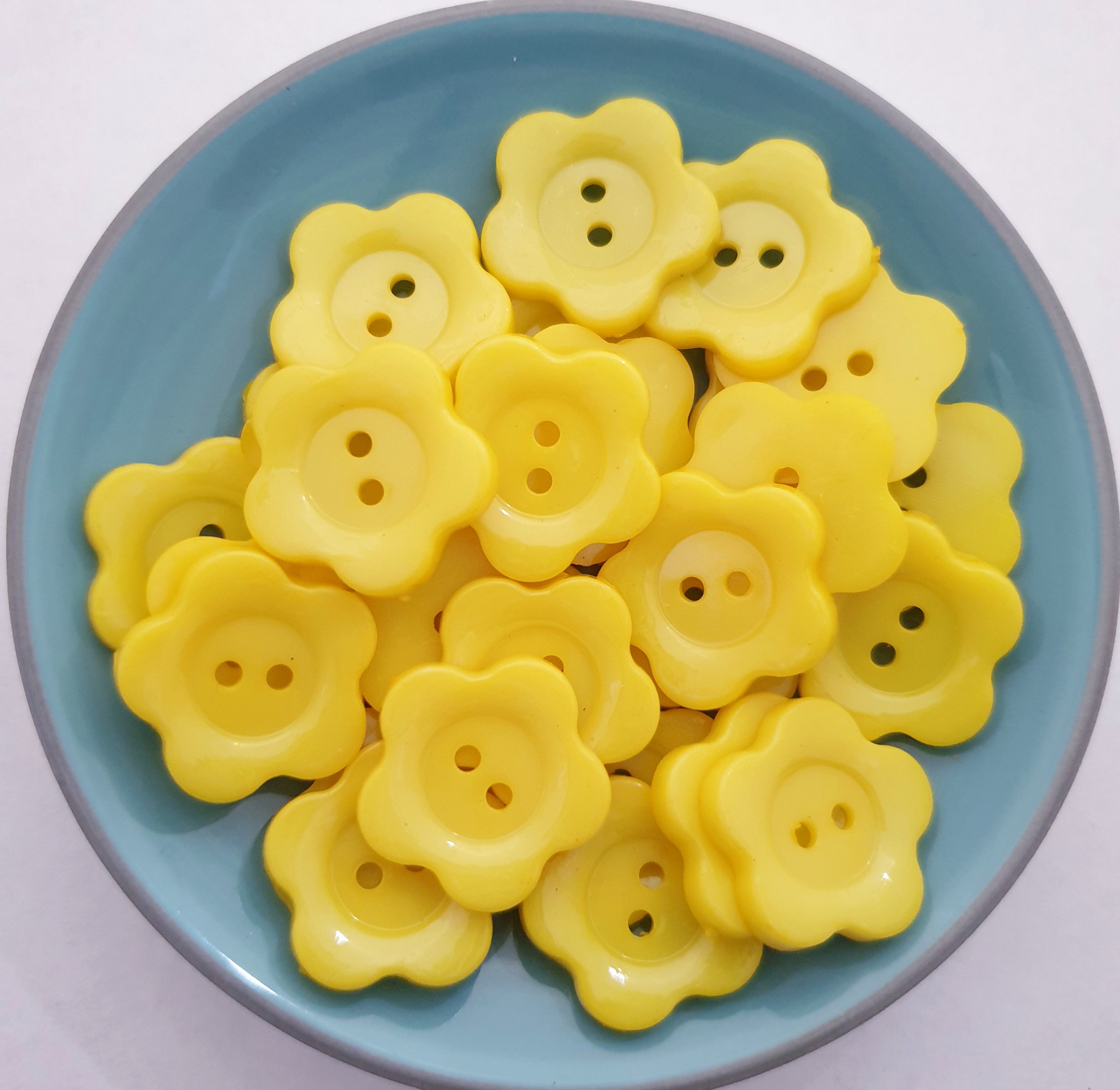 MajorCrafts 34pcs 22mm Bright Yellow Flower Shaped 2 Holes Resin Sew-on Buttons