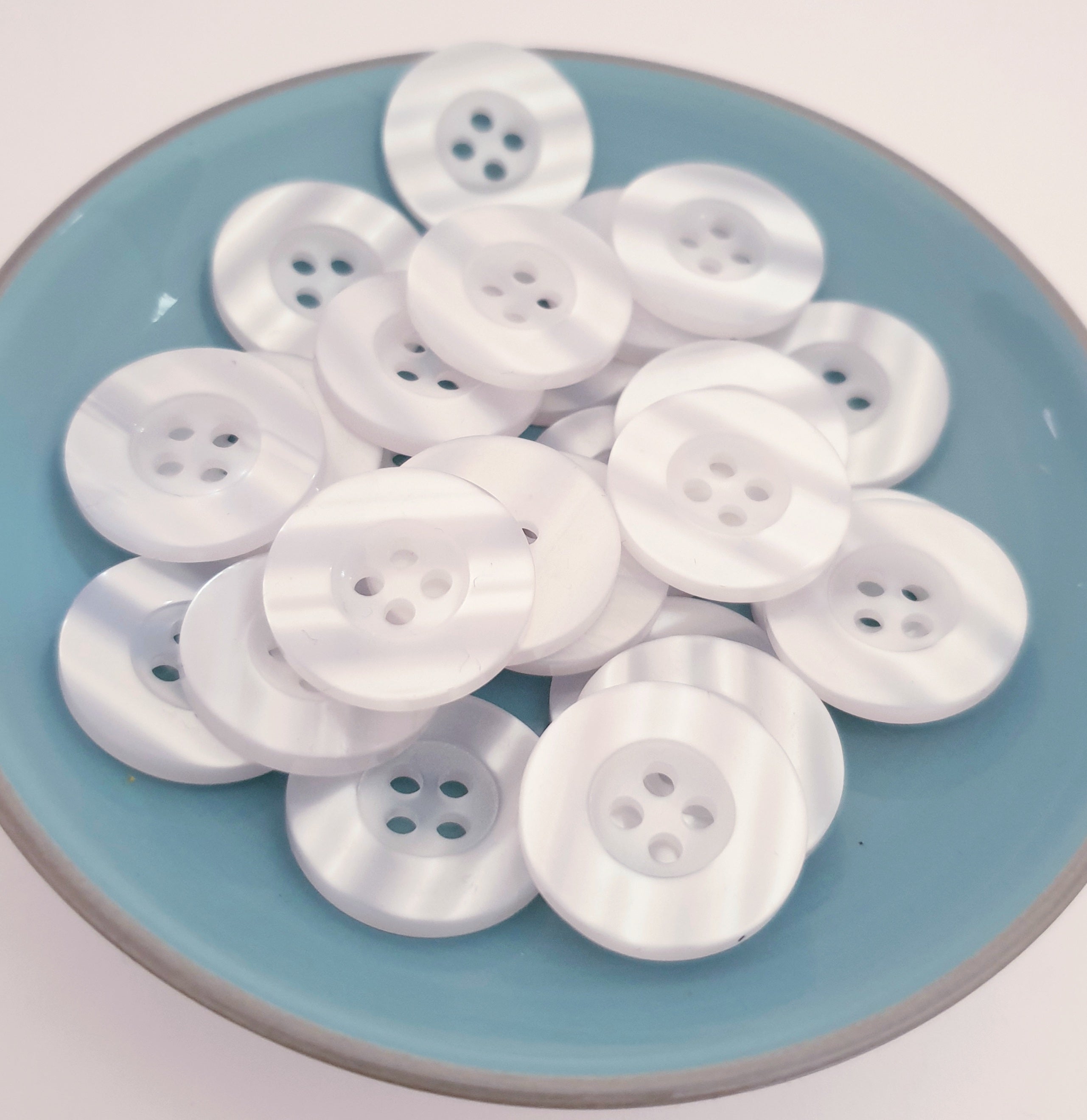 MajorCrafts 30pcs 20mm Clear White Pearlescent 4 Holes Round Resin Sewing Buttons