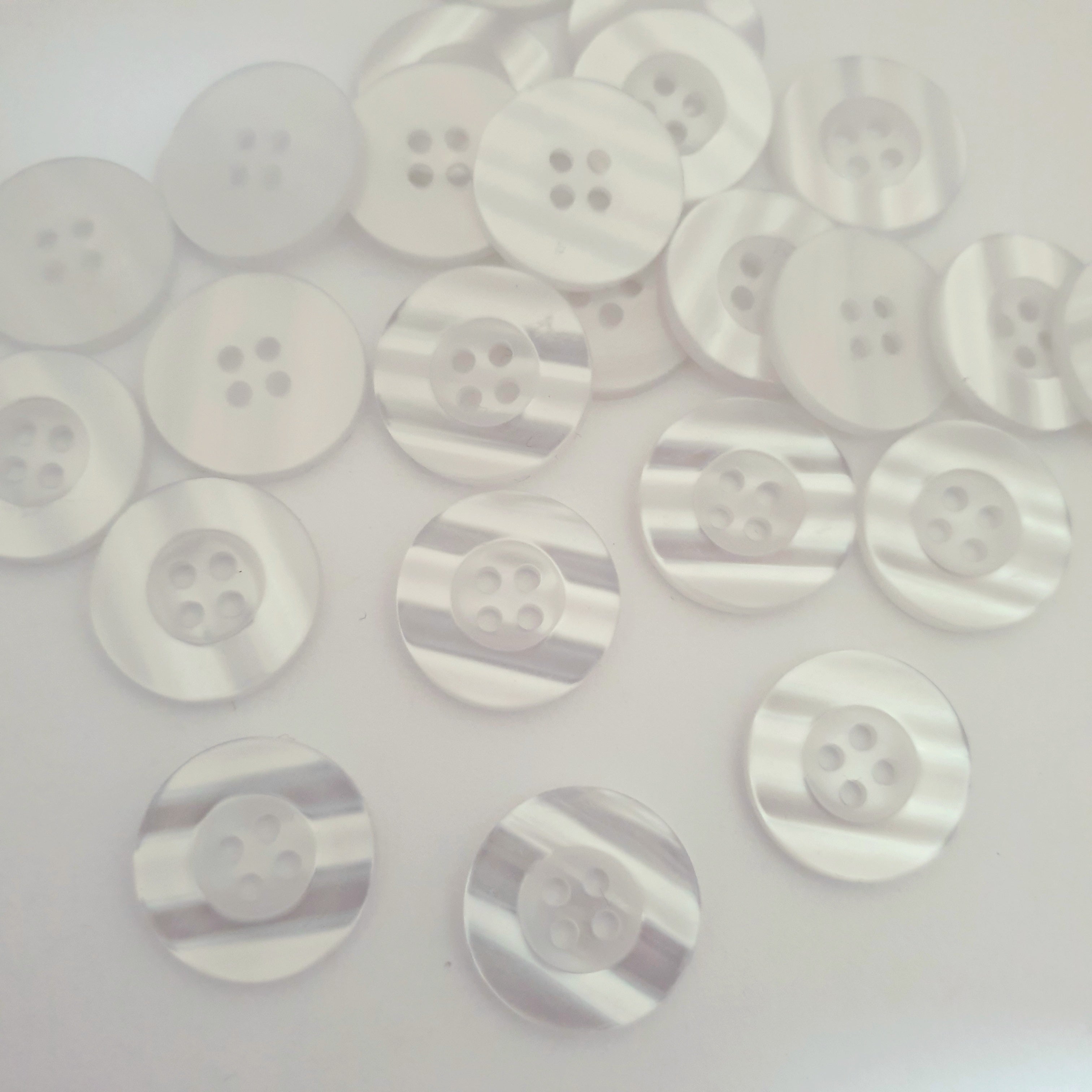 MajorCrafts 30pcs 20mm Clear White Pearlescent 4 Holes Round Resin Sewing Buttons