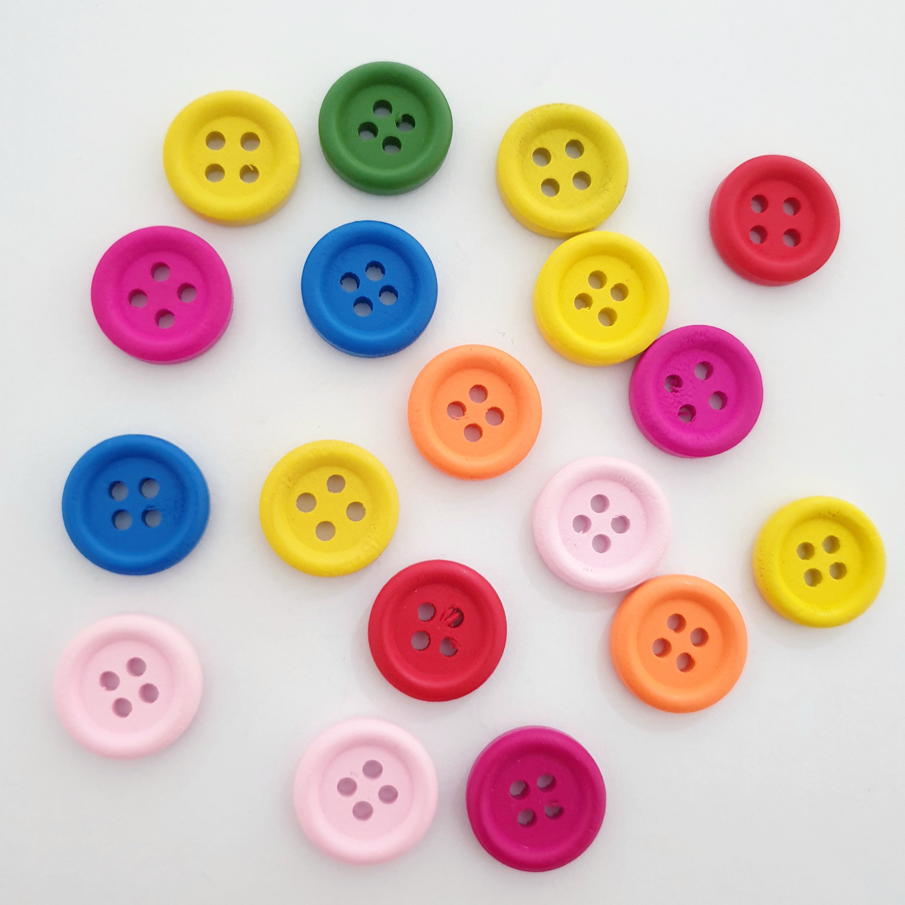 MajorCrafts 44pcs 15mm Randomly Mixed Colours Round 4 Holes Wooden Sewing Buttons