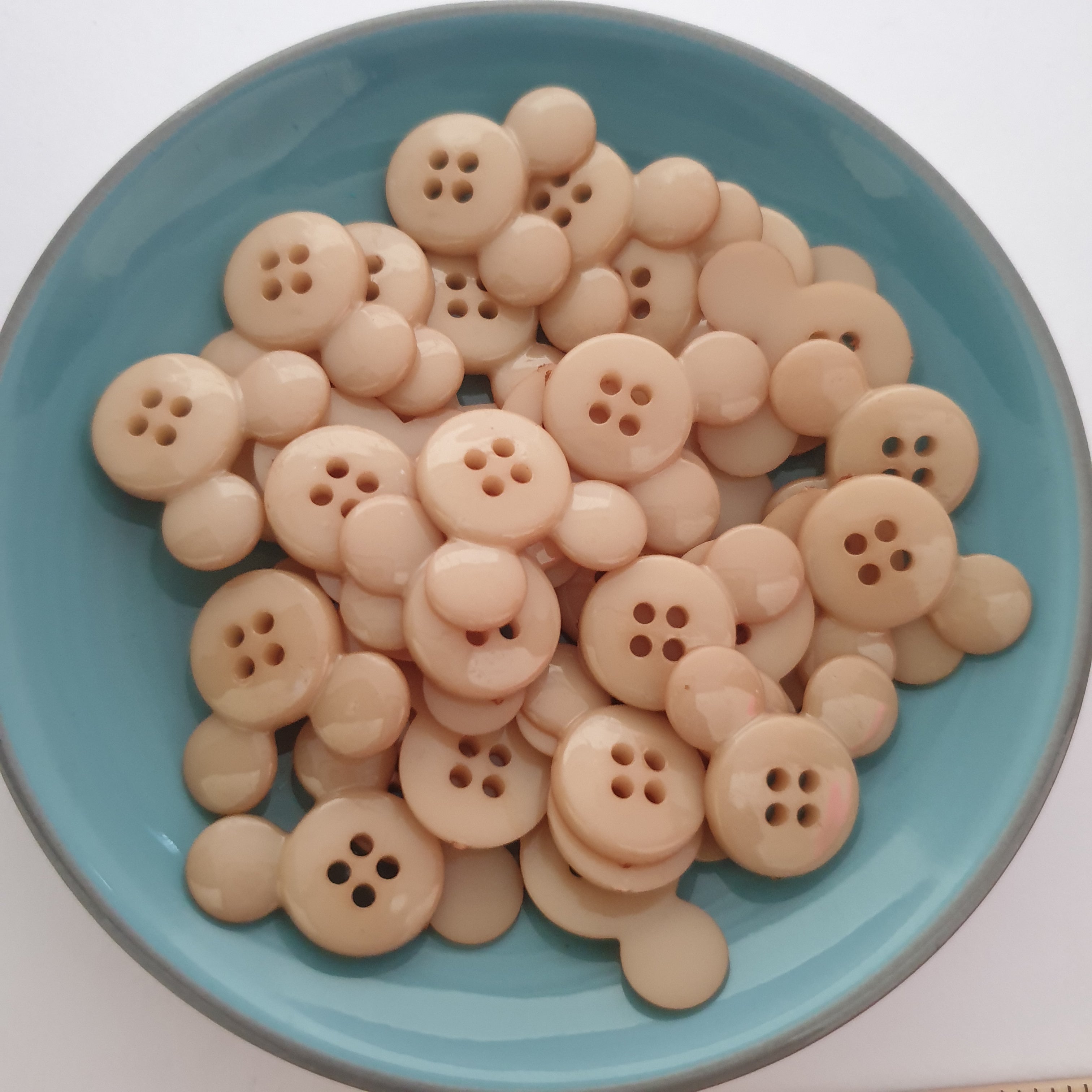 MajorCrafts 34pcs 22mm Beige Brown 4 Holes Mouse Head Shape Resin Sewing Buttons