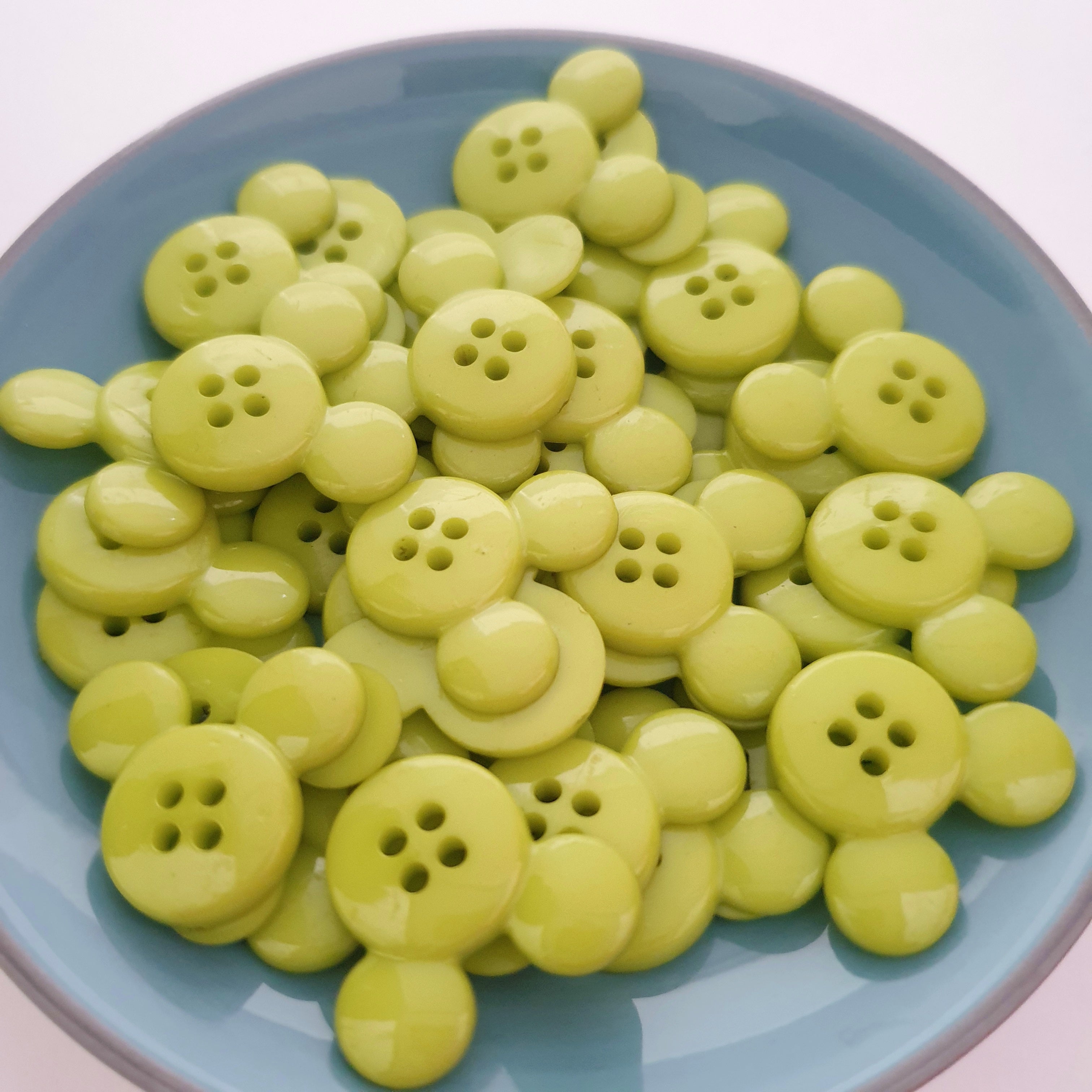 MajorCrafts 34pcs 22mm Lime Green 4 Holes Mouse Head Shape Resin Sewing Buttons