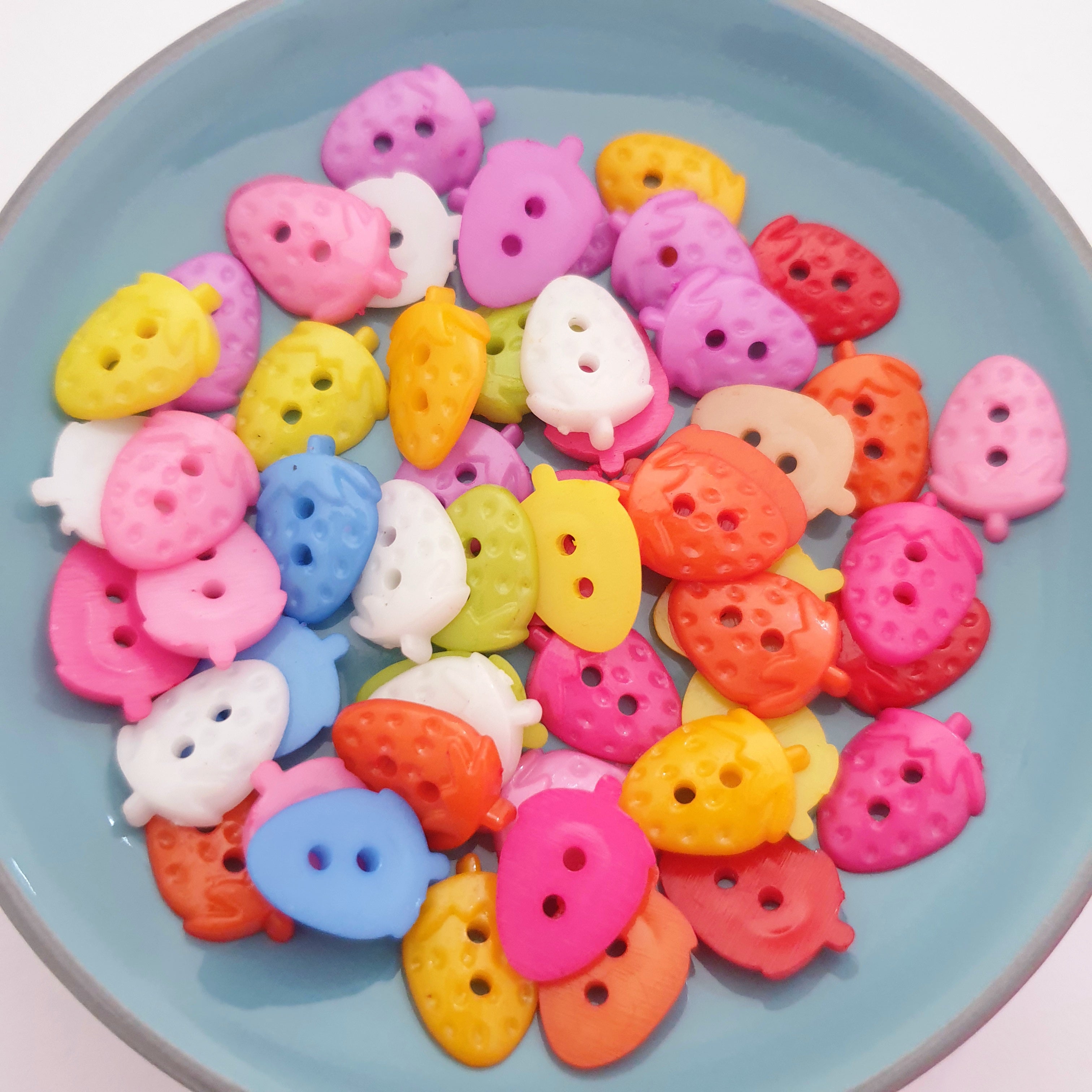 MajorCrafts 50pcs 16mm Mixed Colours Strawberry 2 Holes Resin Sewing Buttons