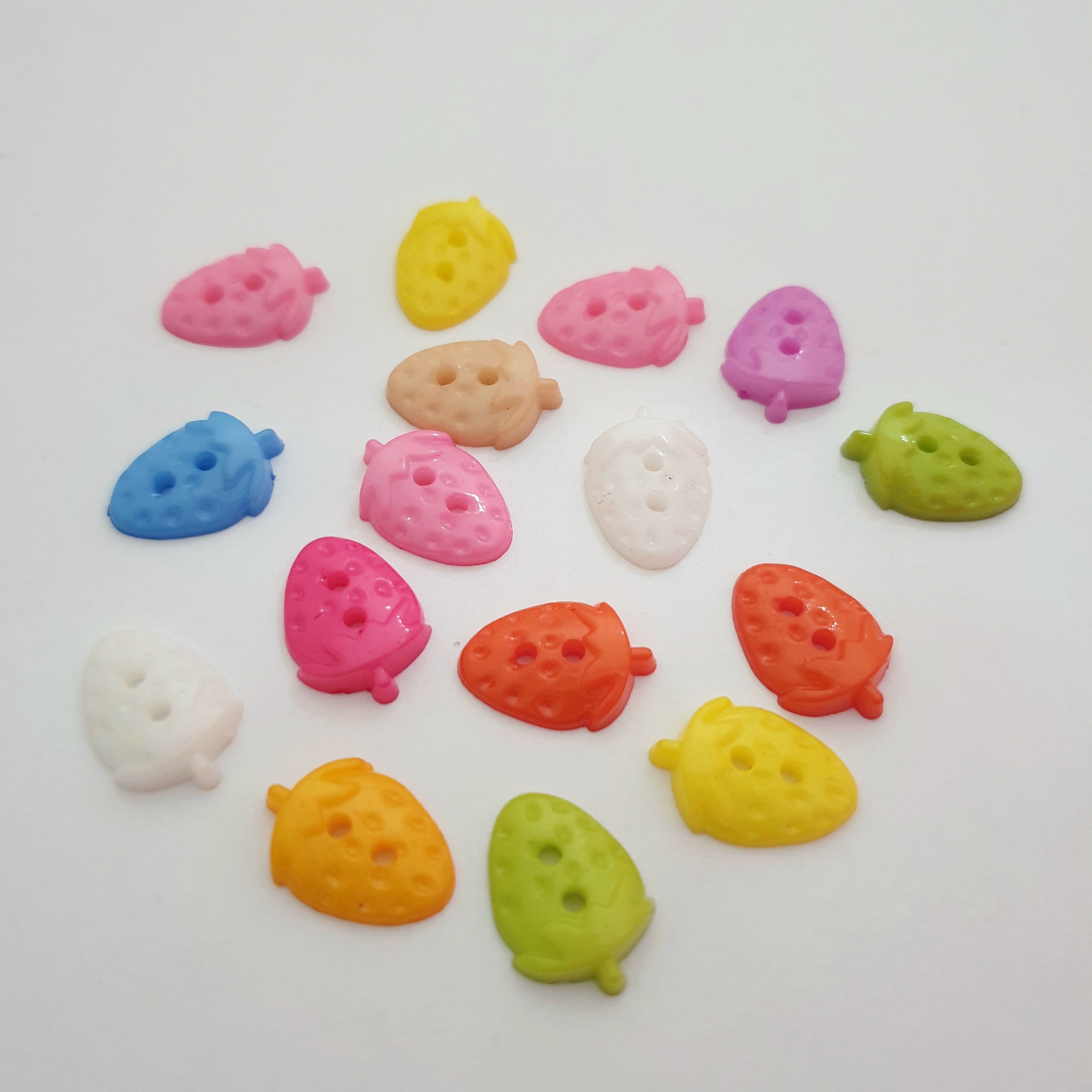 MajorCrafts 50pcs 16mm Mixed Colours Strawberry 2 Holes Resin Sewing Buttons