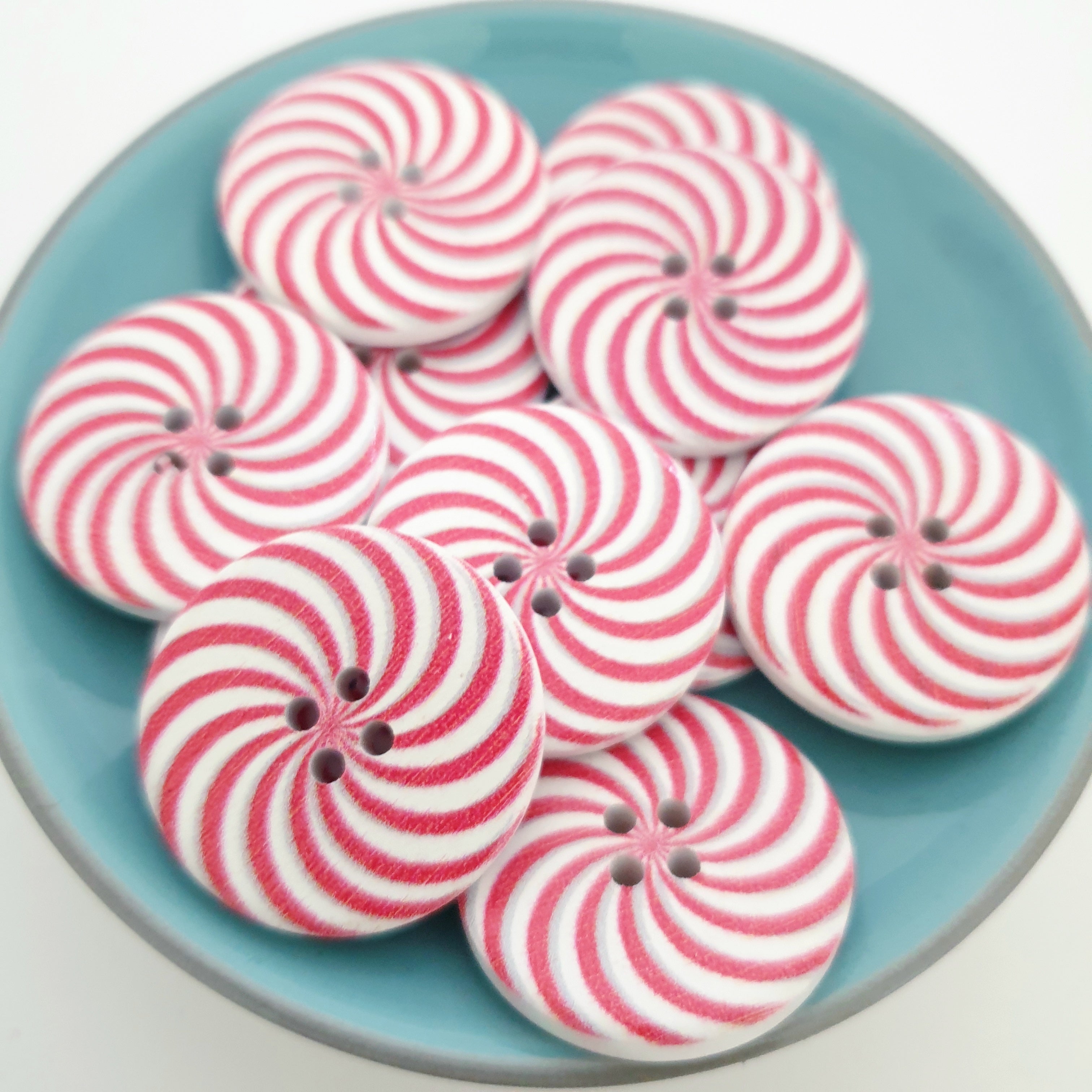 MajorCrafts 16pcs 30mm Red & White Spiral Pattern 4 Holes Large Wooden Sewing Buttons
