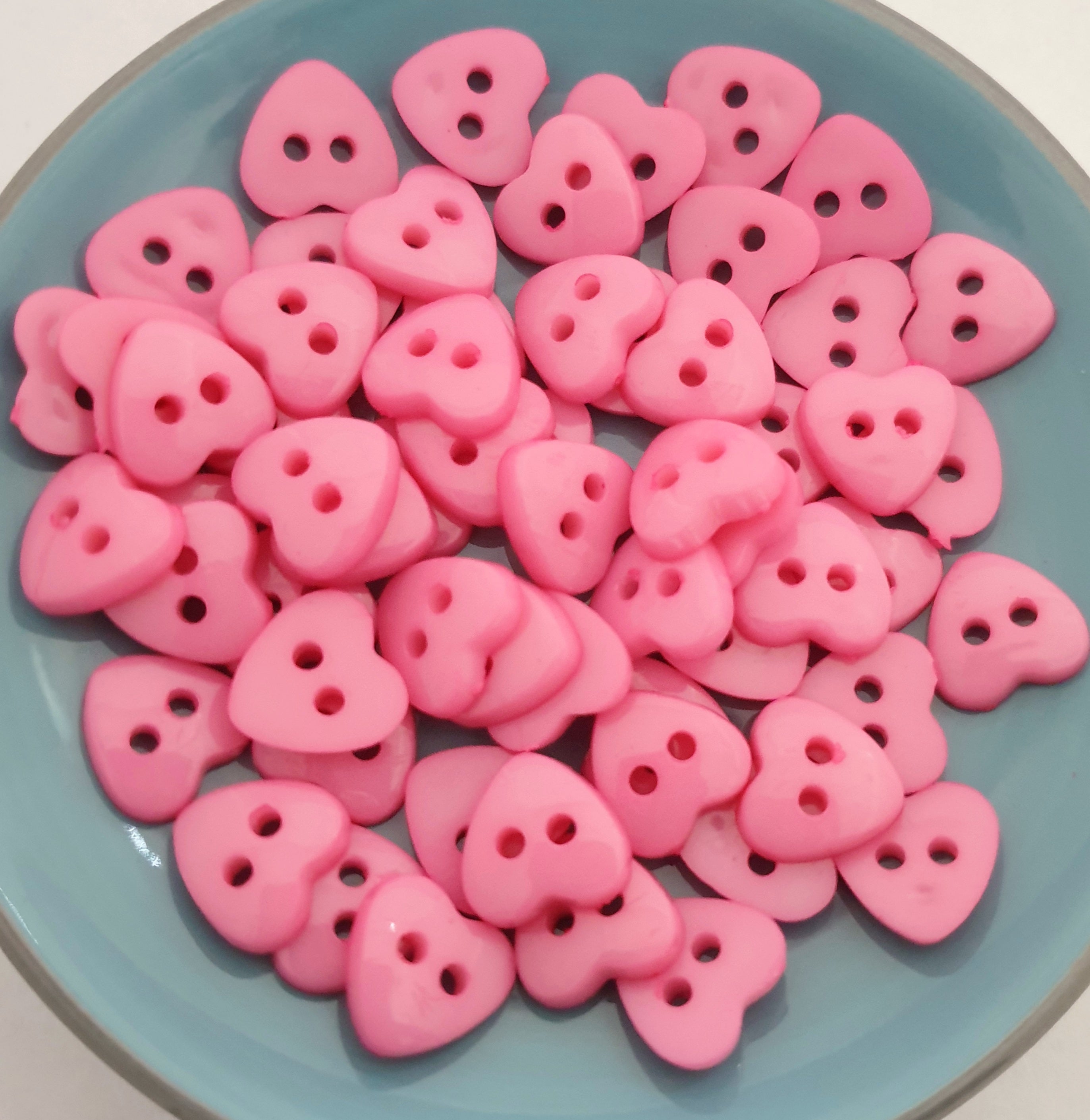 MajorCrafts 60pcs 13mm Bright Pink Heart Shaped 2 Holes Resin Sewing Buttons