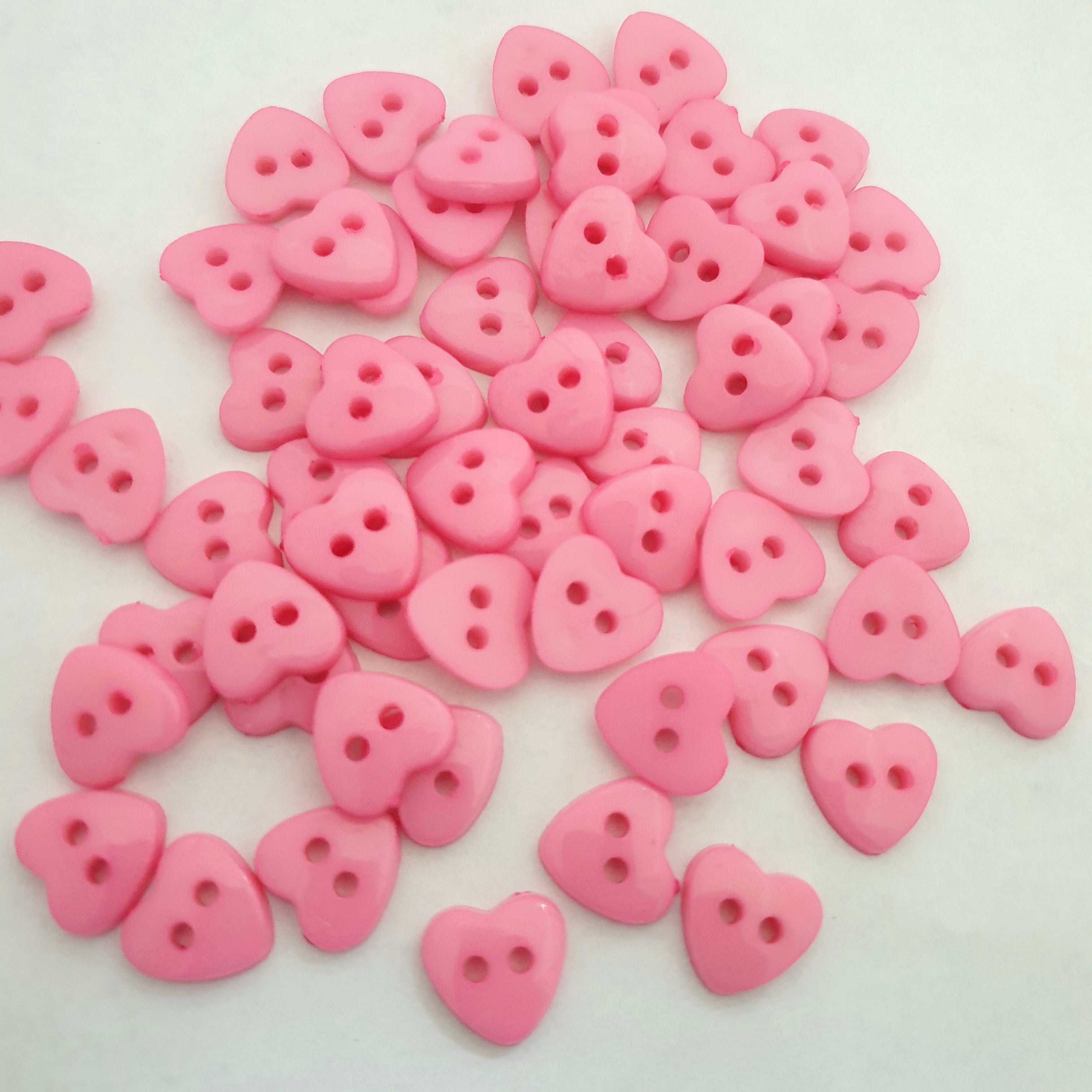 MajorCrafts 60pcs 13mm Bright Pink Heart Shaped 2 Holes Resin Sewing Buttons