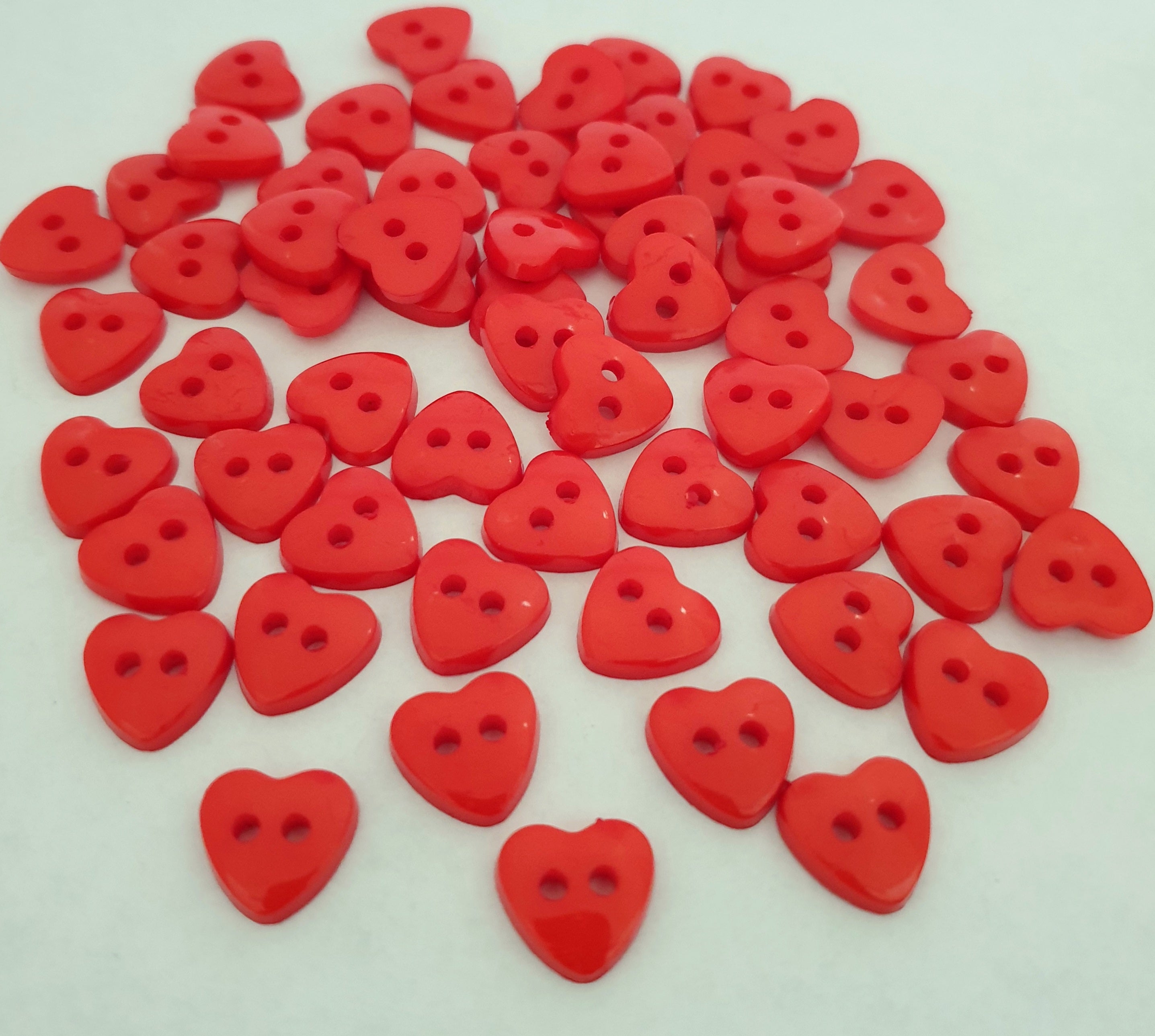 MajorCrafts 60pcs 13mm Red Heart Shaped 2 Holes Resin Sewing Buttons