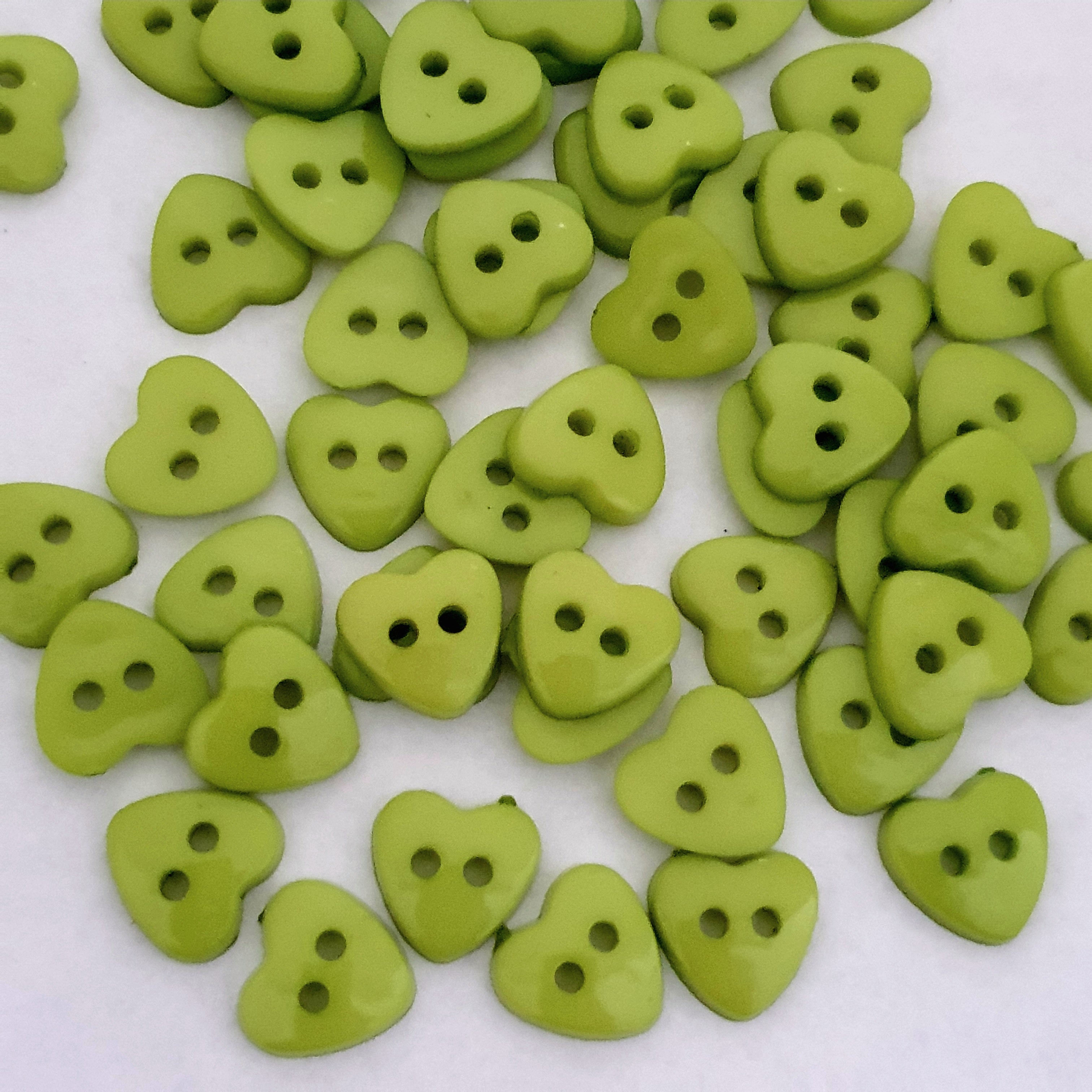 MajorCrafts 60pcs 13mm Lime Green Heart Shaped 2 Holes Resin Sewing Buttons