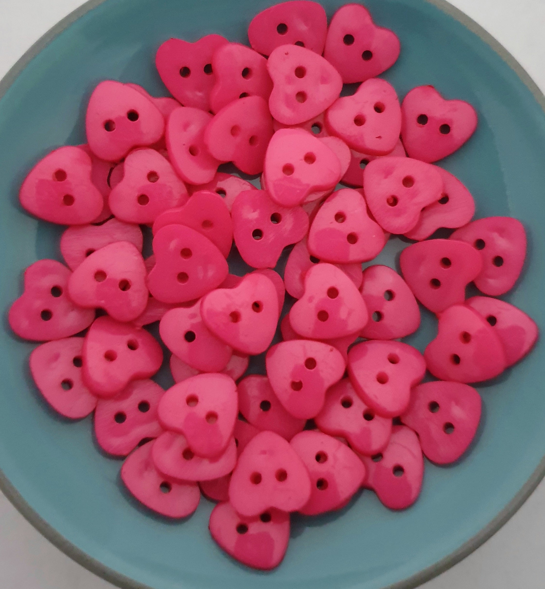 MajorCrafts 60pcs 13mm Hot Pink Heart Shaped 2 Holes Resin Sewing Buttons