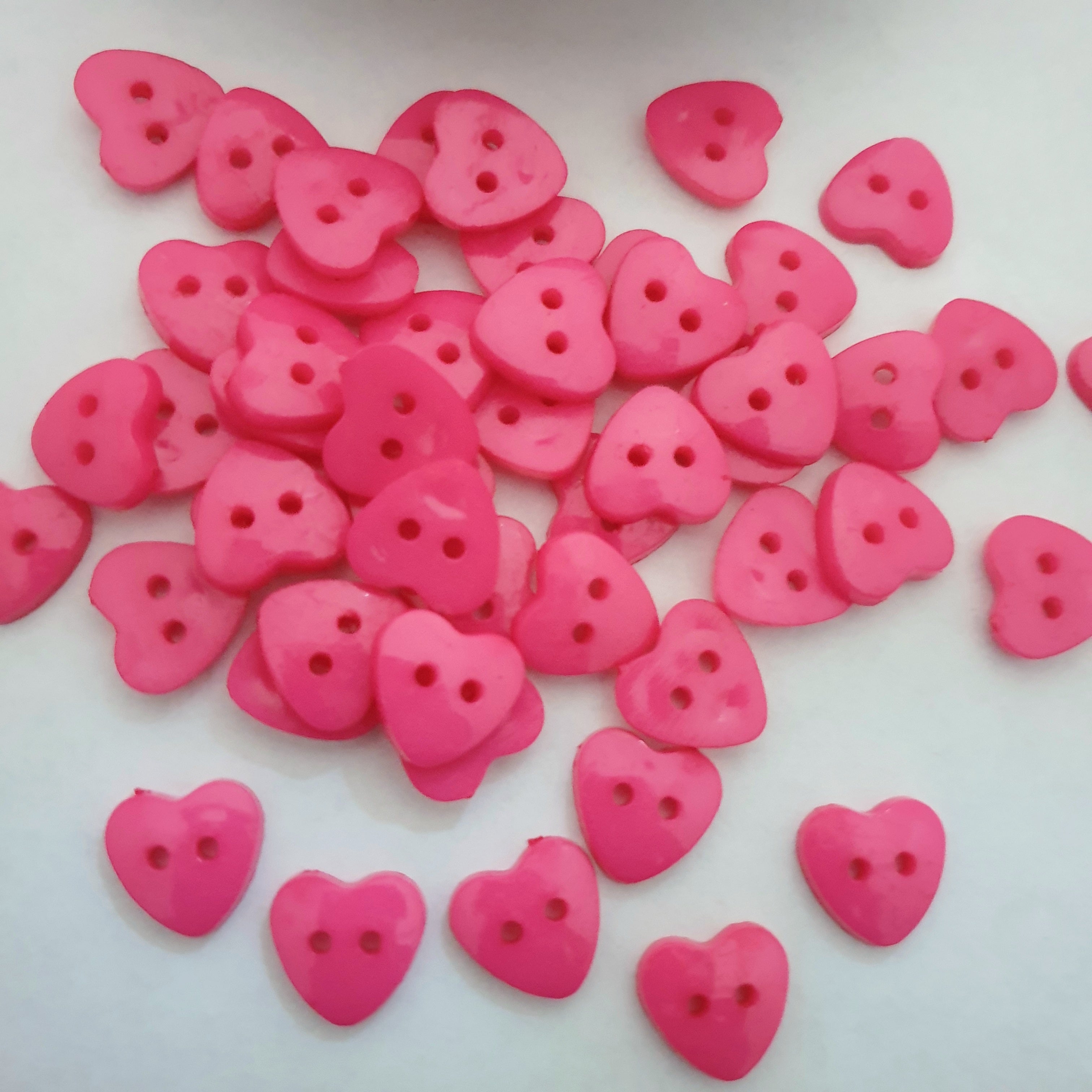 MajorCrafts 60pcs 13mm Hot Pink Heart Shaped 2 Holes Resin Sewing Buttons