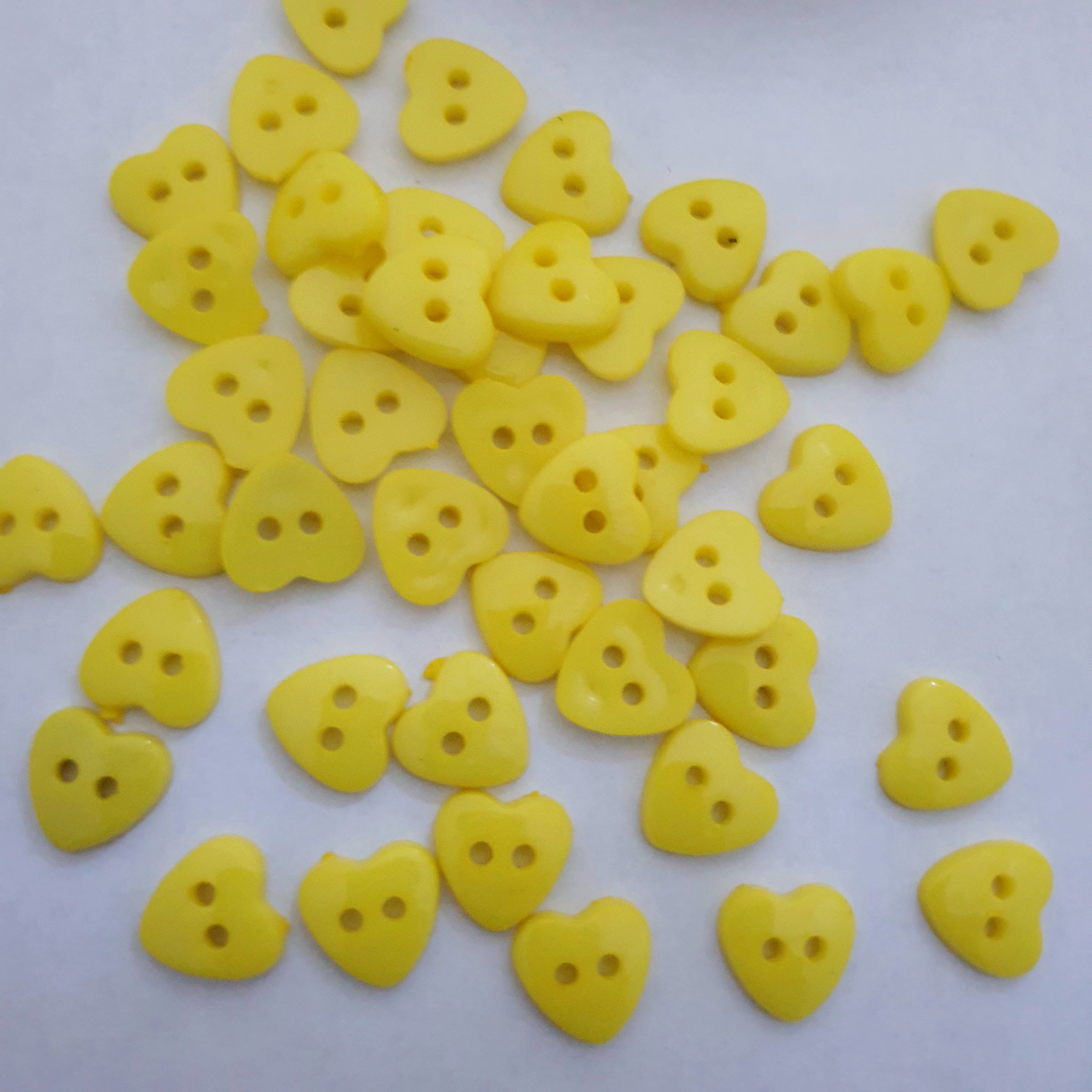 MajorCrafts 60pcs 13mm Bright Yellow Heart Shaped 2 Holes Resin Sewing Buttons