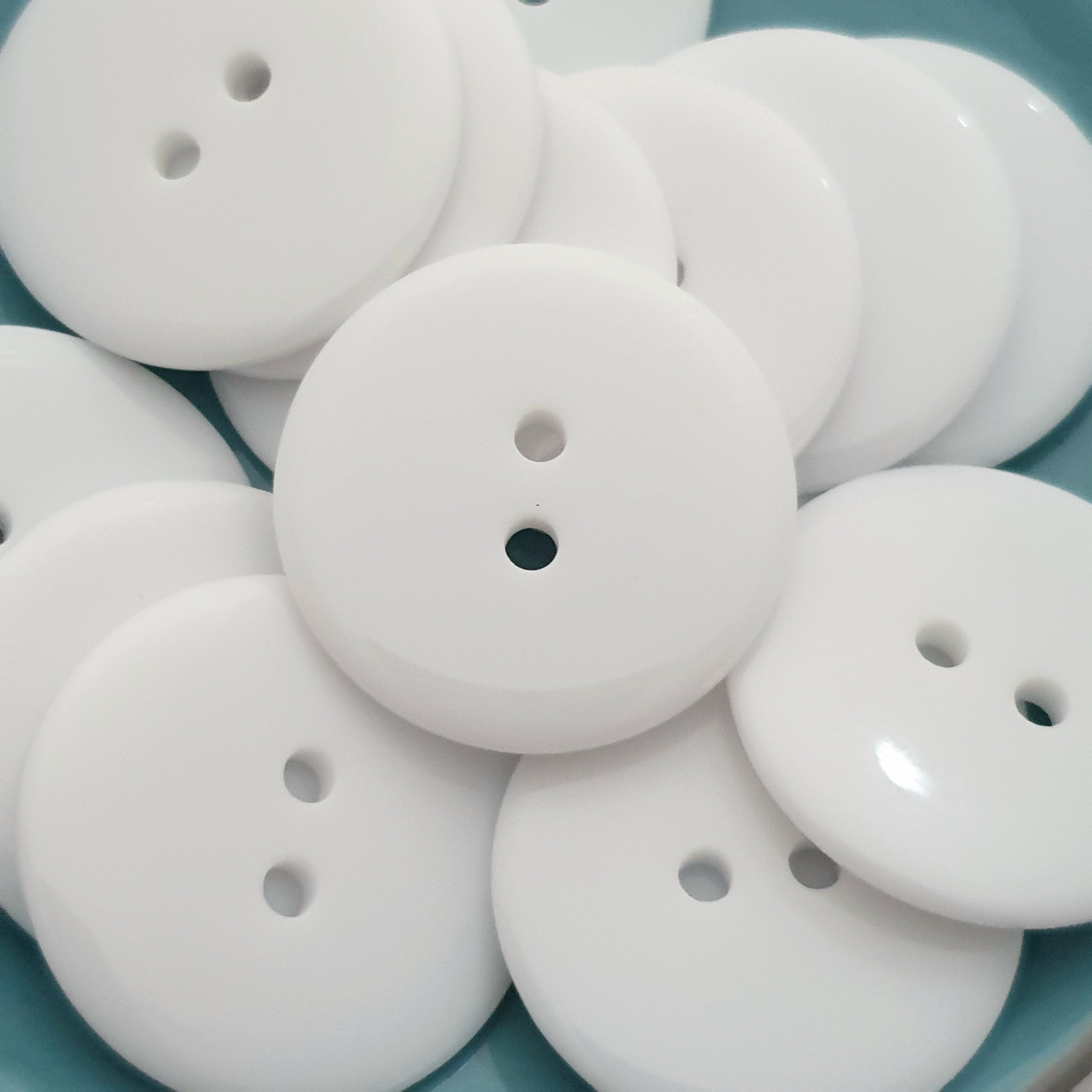 MajorCrafts 12pcs 30mm Glossy White 2 holes Large Round Resin Sewing Buttons